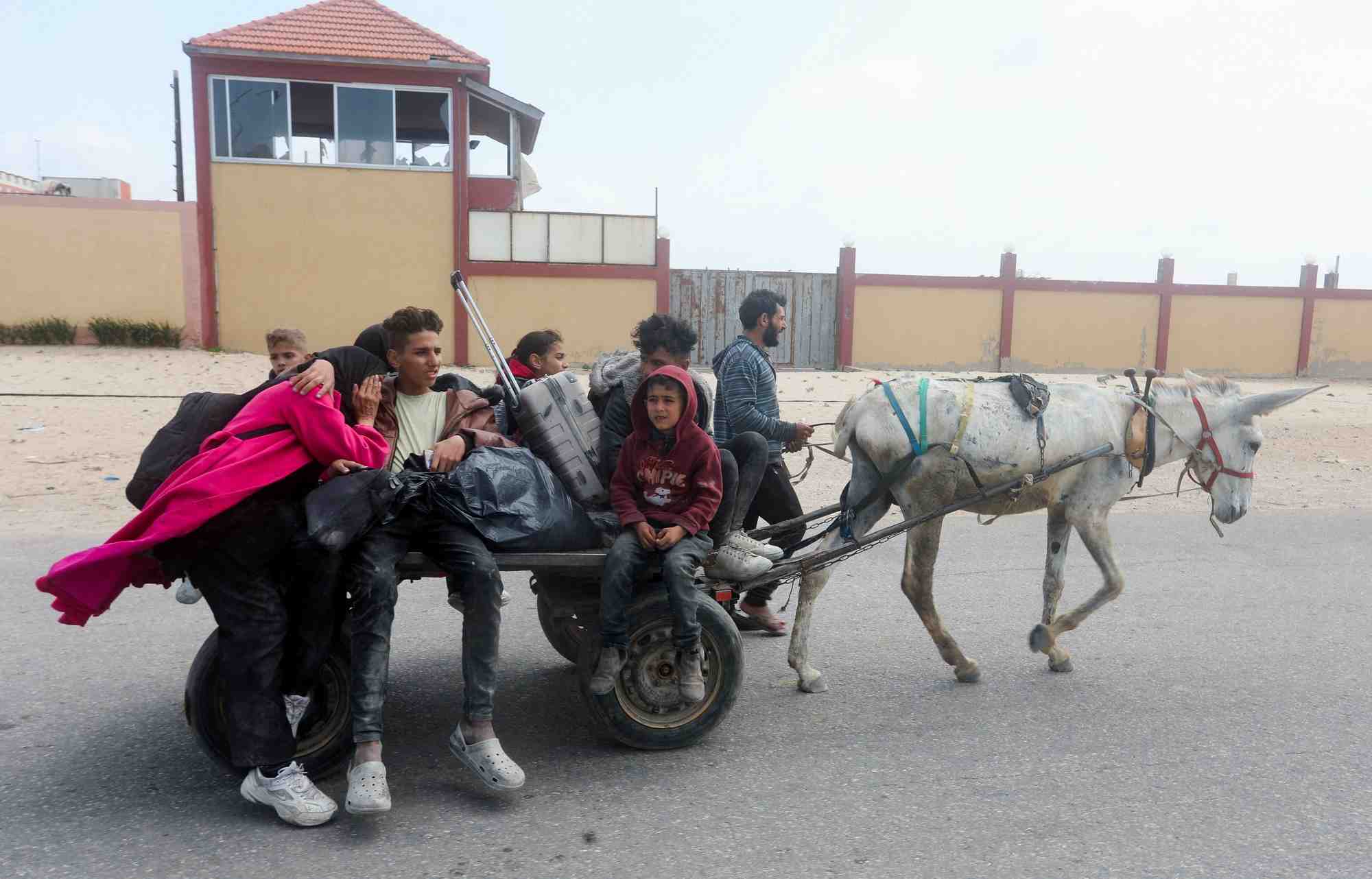 Des palestiniens fuyant le nord de gaza apres un raid des troupes israeliennes sur l'hopital al-chifa, gaza