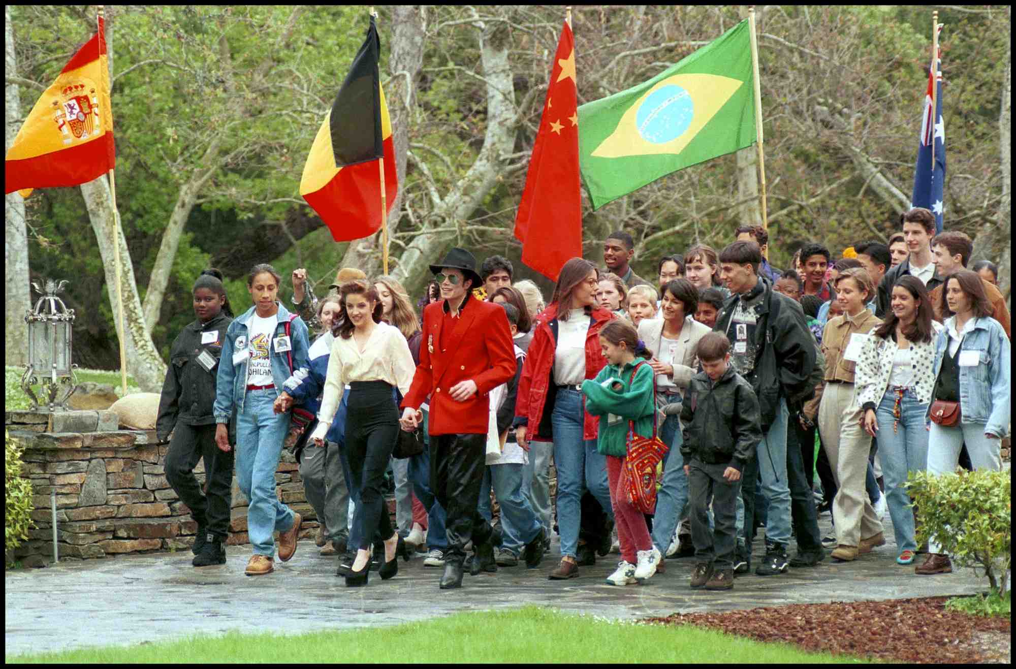 Le 18 avril 1995, Michael Jackson et son épouse, accueillent des enfants du World Congress of Children dans leur domaine de Neverland.