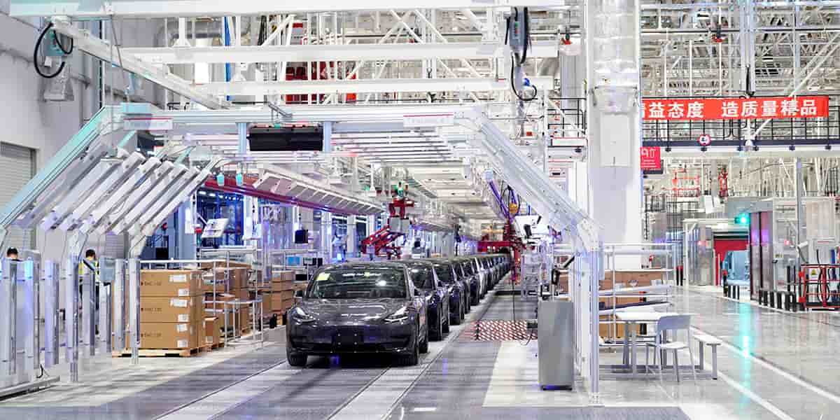 Chaîne de montage de la Tesla Model 3 dans l’usine de Shanghai (Chine).