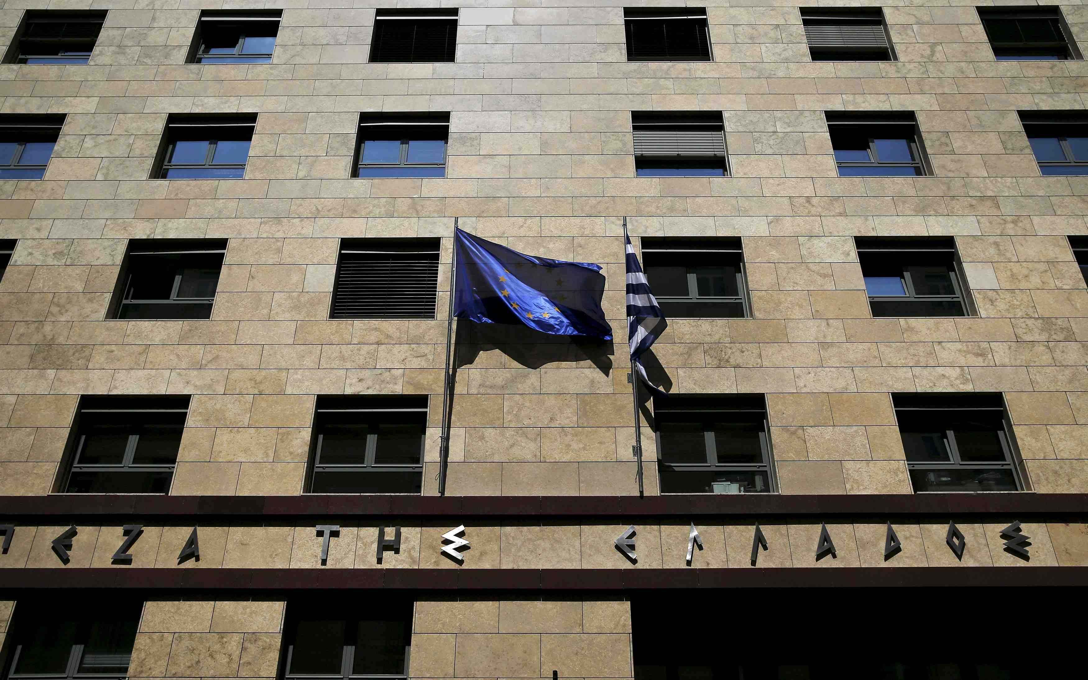 Les marches grecs en recul