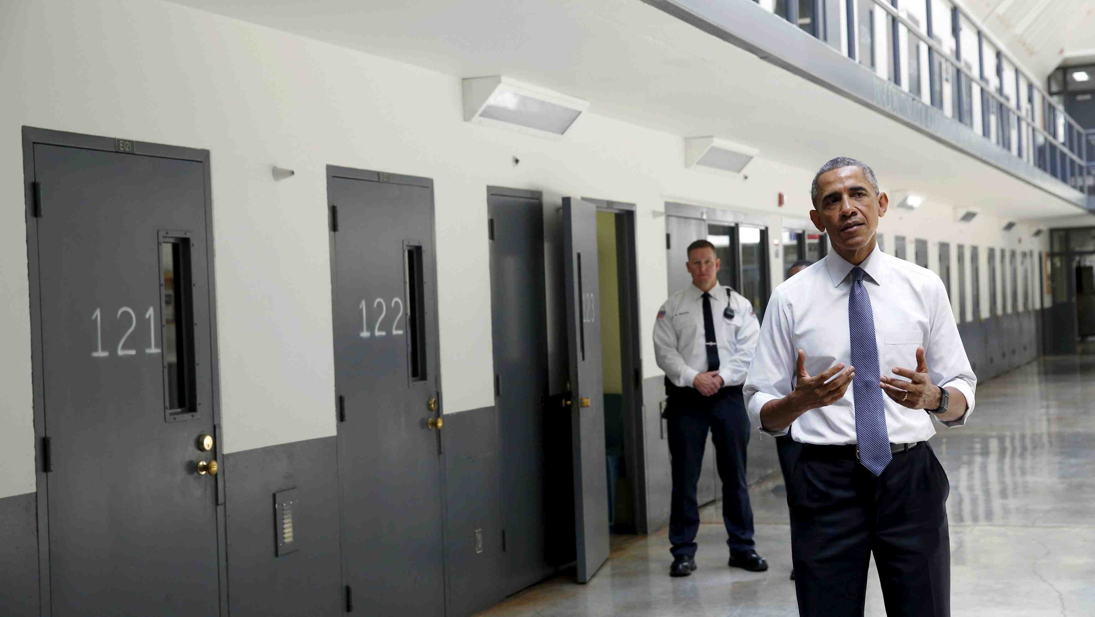 Obama, 1er president en exercice a visiter une prison federale