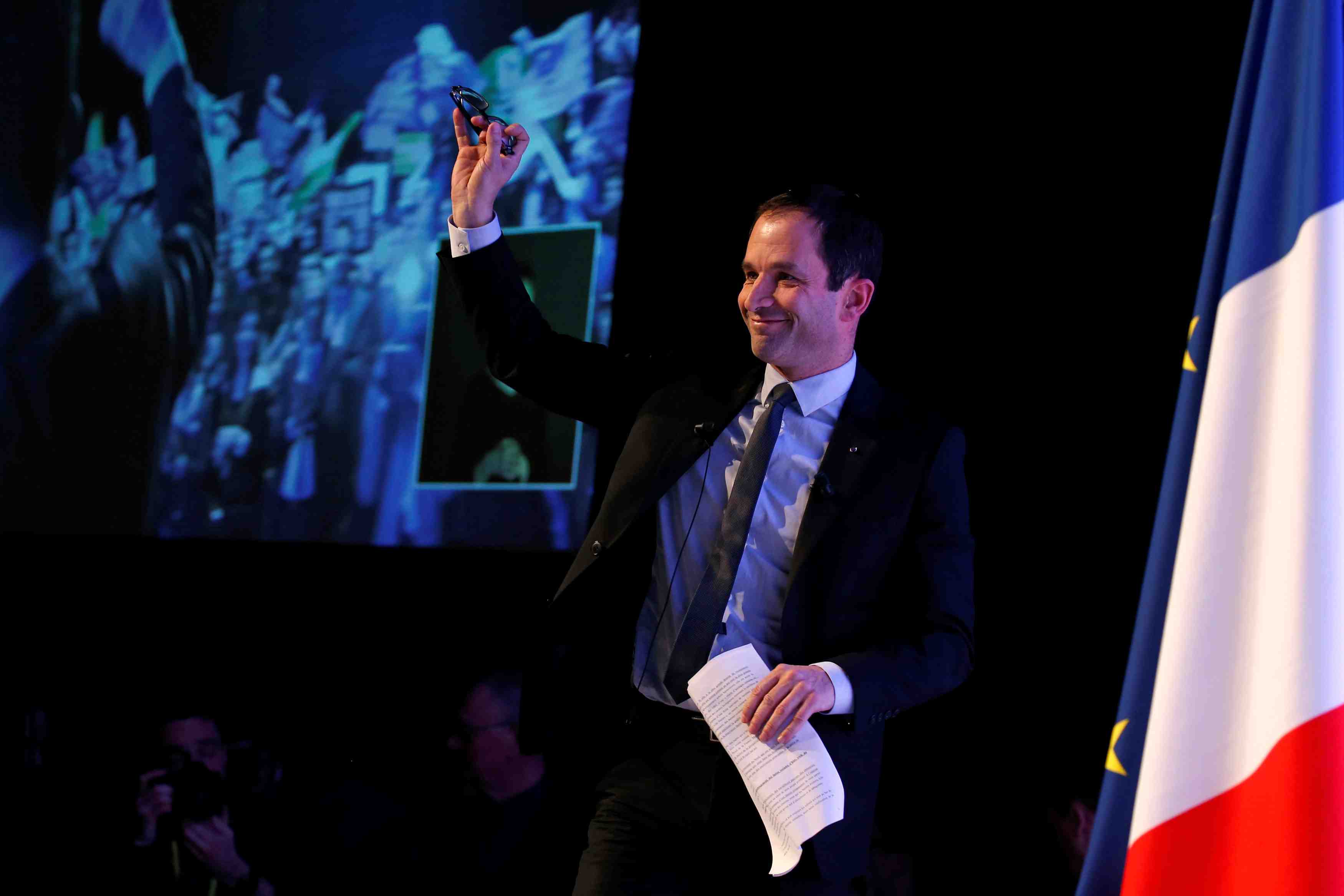 Hamon juge que le feuilleton fillon rend "mediocre" la campagne