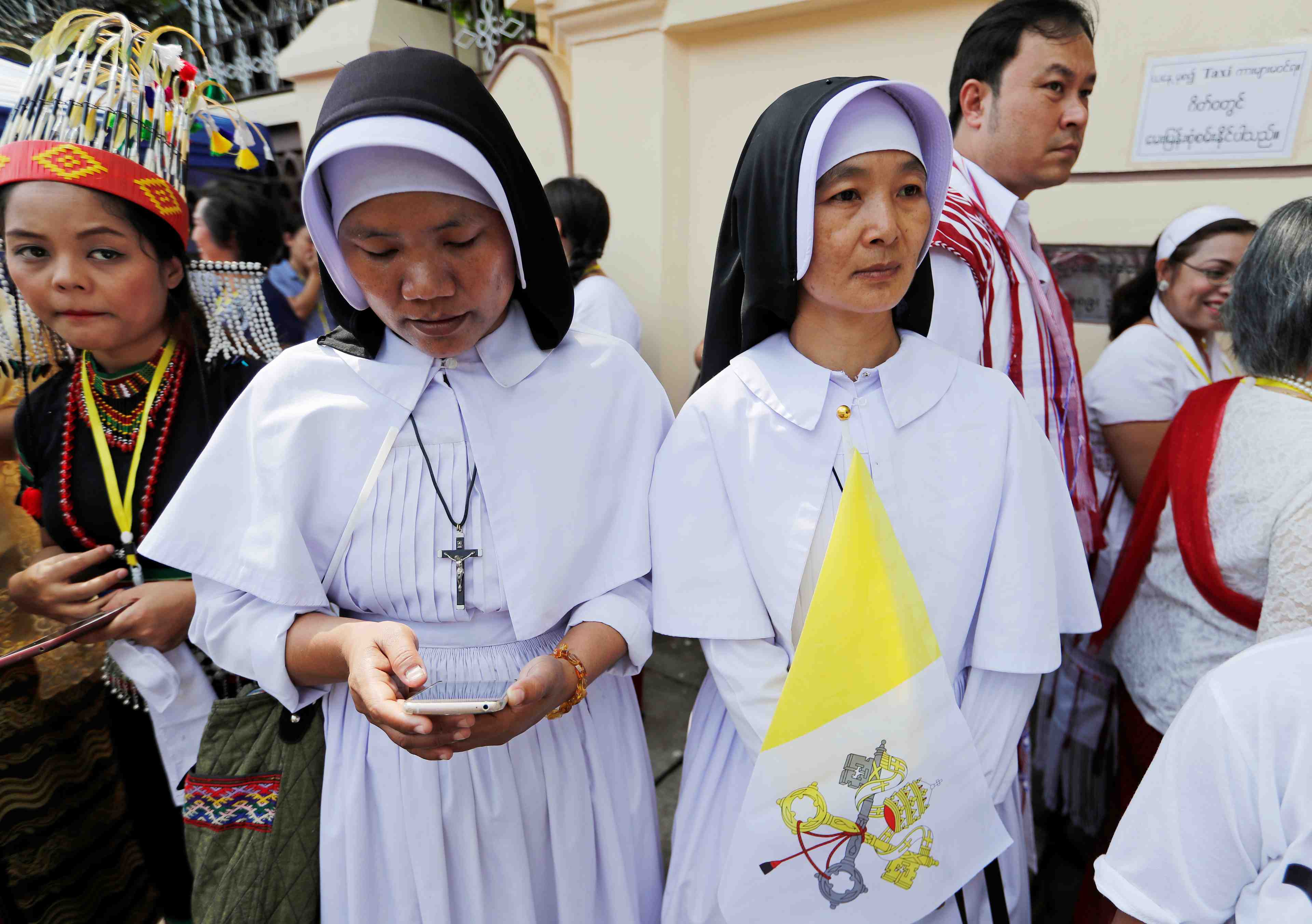 Des milliers de catholiques affluent a rangoun pour voir le pape