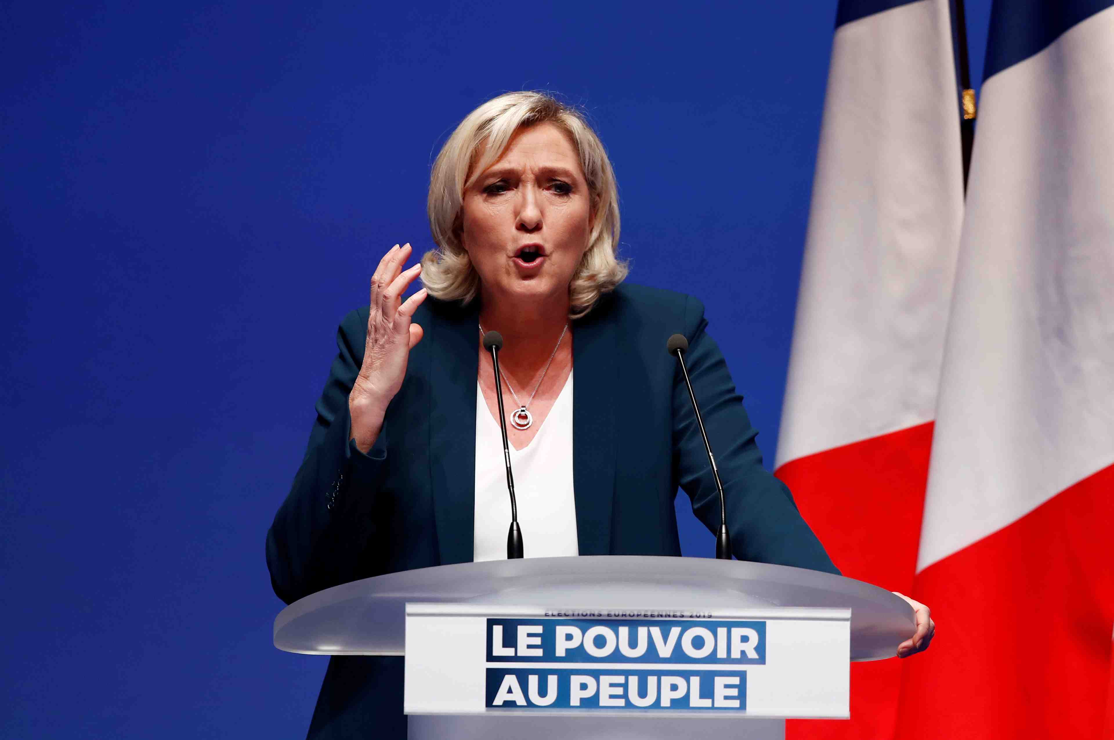 Le pen promet de "battre macron" sur le front europeen et national