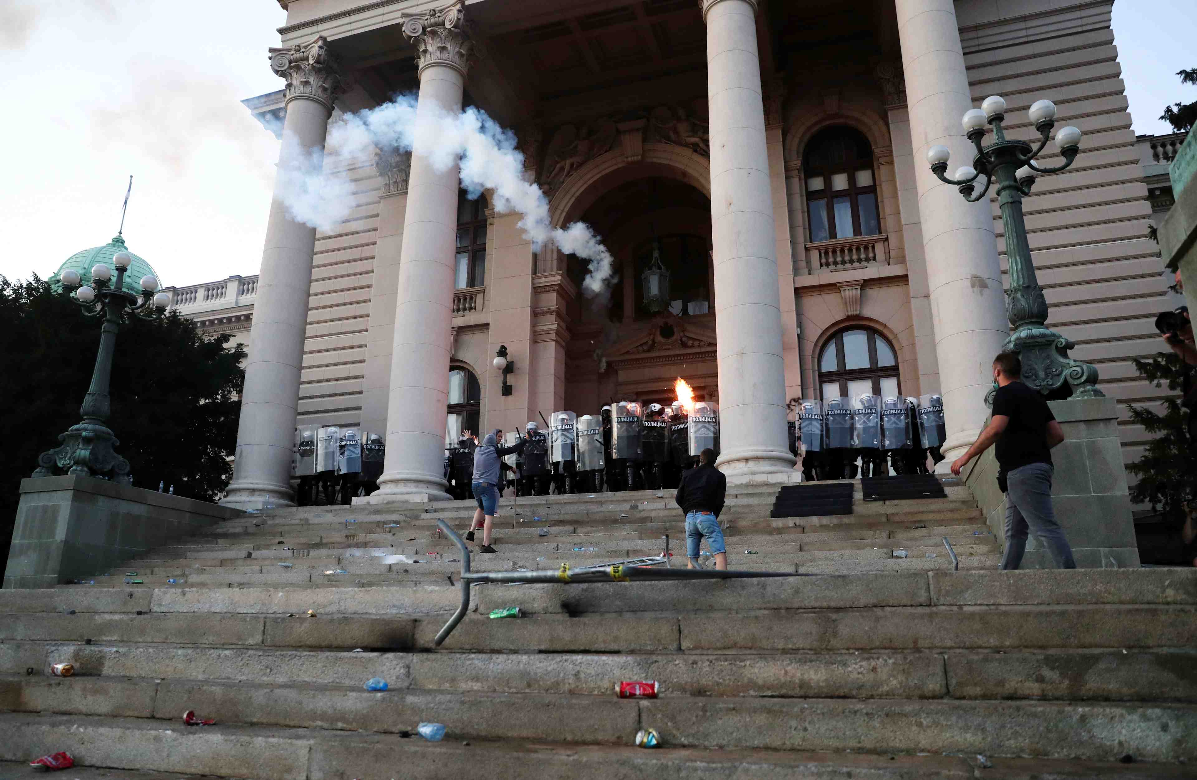 Incidents a belgrade lors de manifestations contre le reconfinement