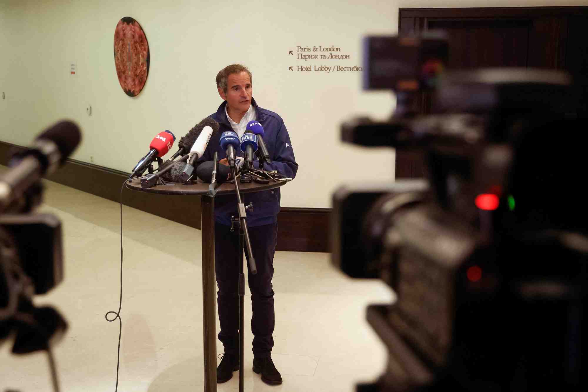 Le directeur general de l'aiea, rafael grossi, participe a un point de presse a kiev