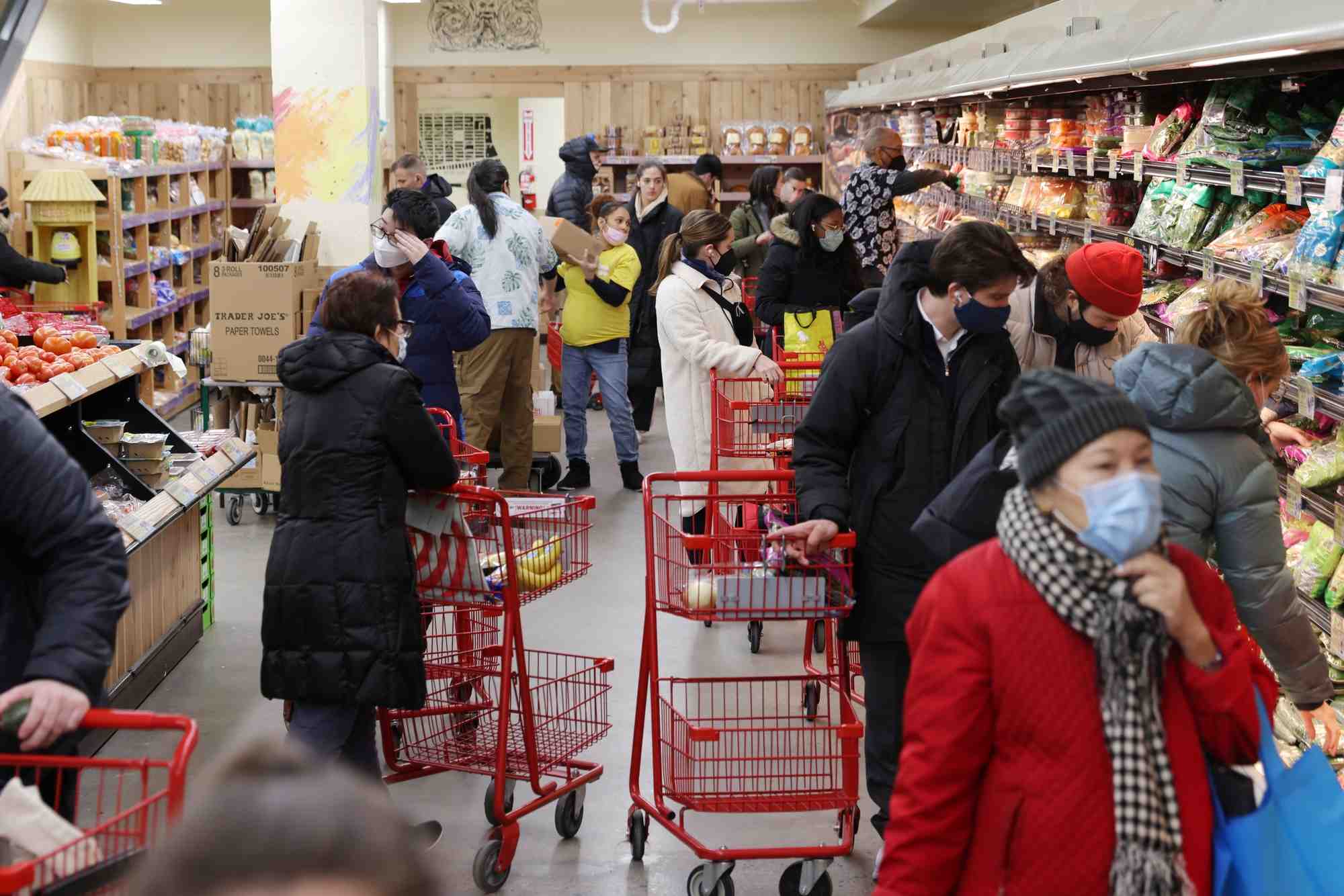 Des clients dans une epicerie a manhattan,