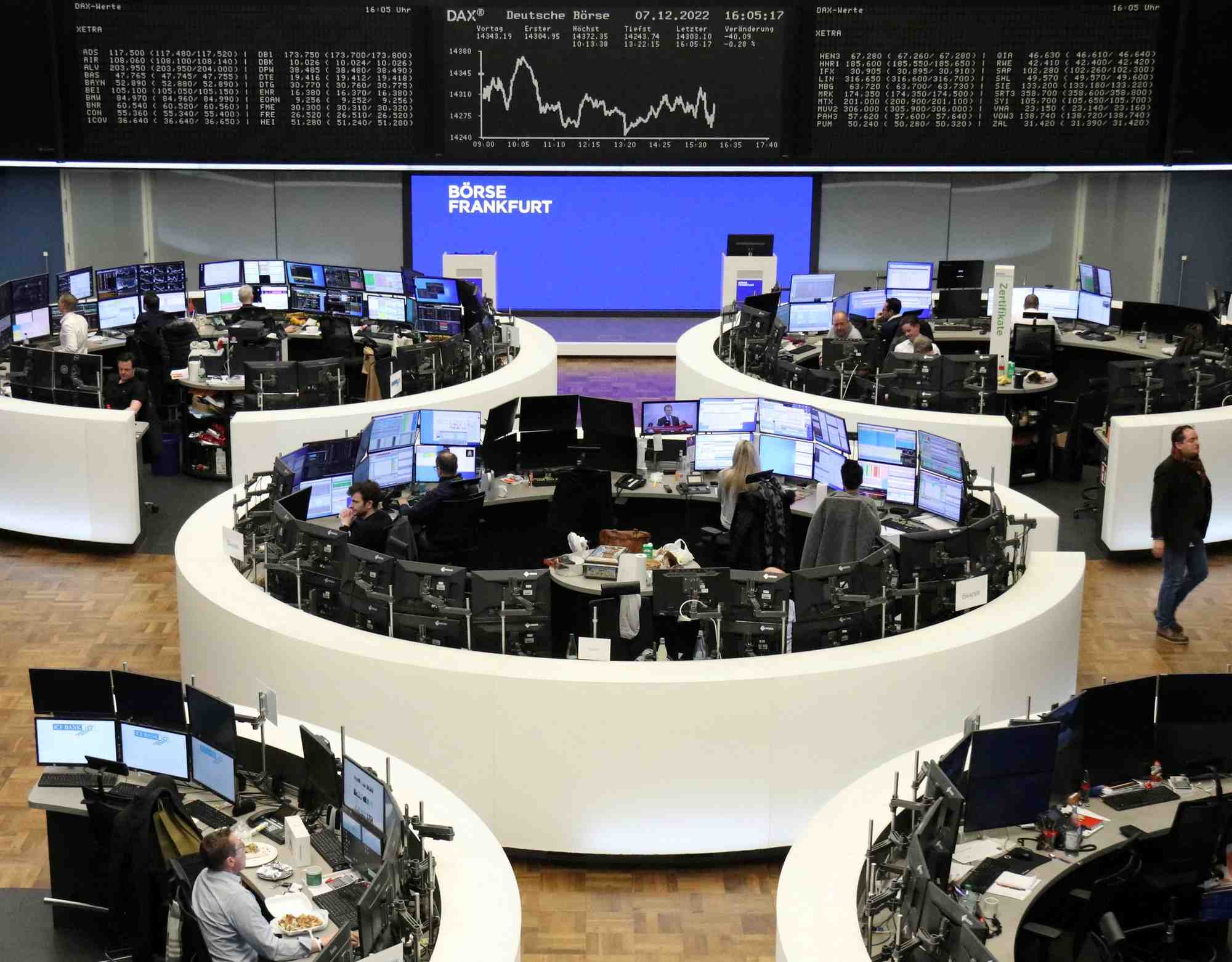 Le graphique de l'indice boursier allemand dax est photographie a la bourse de francfort
