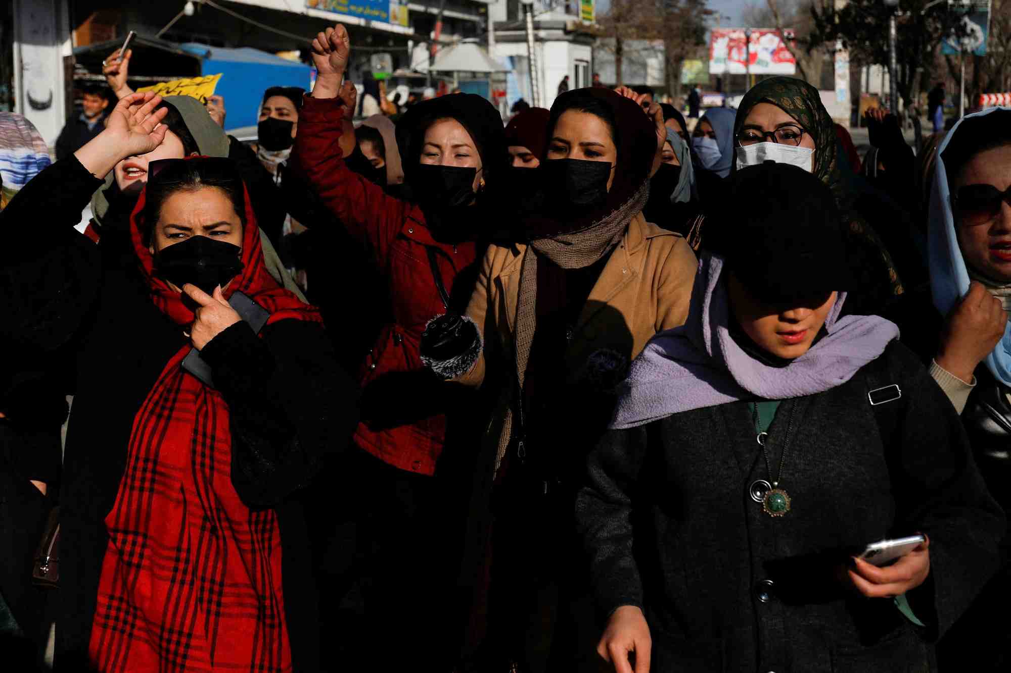 Des femmes afghanes protestent contre la fermeture des universites aux femmes par les talibans a kaboul
