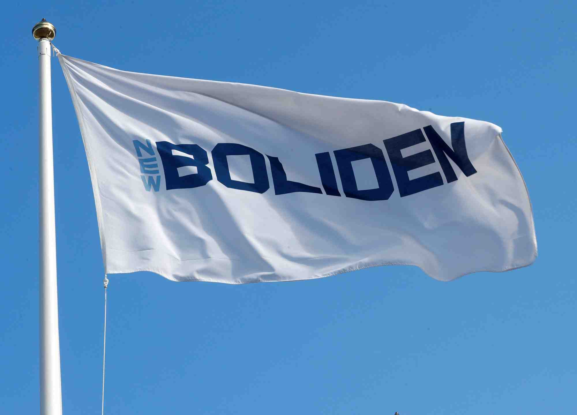 Photo d'archives: le drapeau de la societe boliden flotte a cote de la mine de garpenberg
