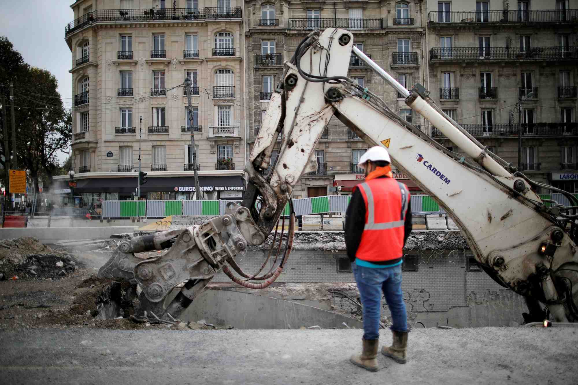 Un employe sur le chantier de construction a paris