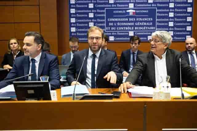 Laurent Saint Martin (Comptes publics), Antoine Armand (Economie) et Eric Coquerel à la Commission des finances ce vendredi.