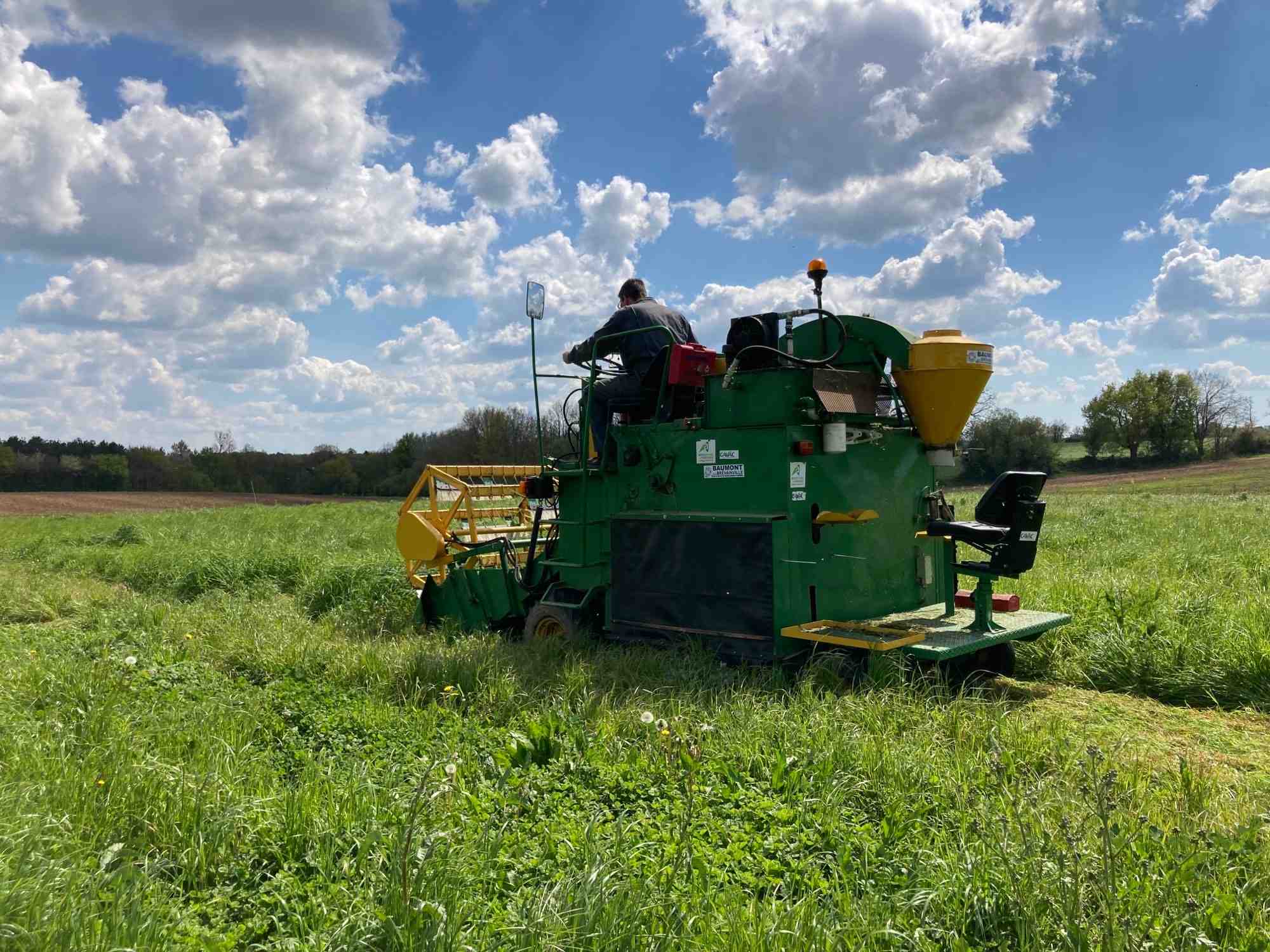 Parmi les mesures les plus controversées figure la réintroduction par dérogation et pour certaines filières (noisette, betterave) de l'acétamipride, un pesticide de la famille des néonicotinoïdes.