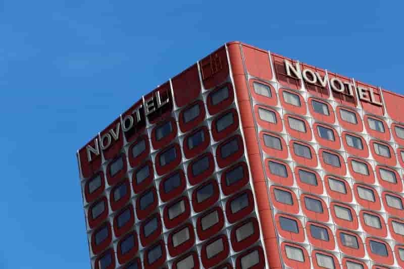 Accorhotels en tete des hausses du cac 40 a la mi-journee
