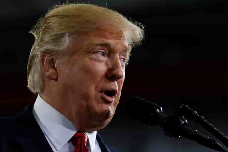 Trump dit qu'il tweete parfois au lit, qu'il aime macron