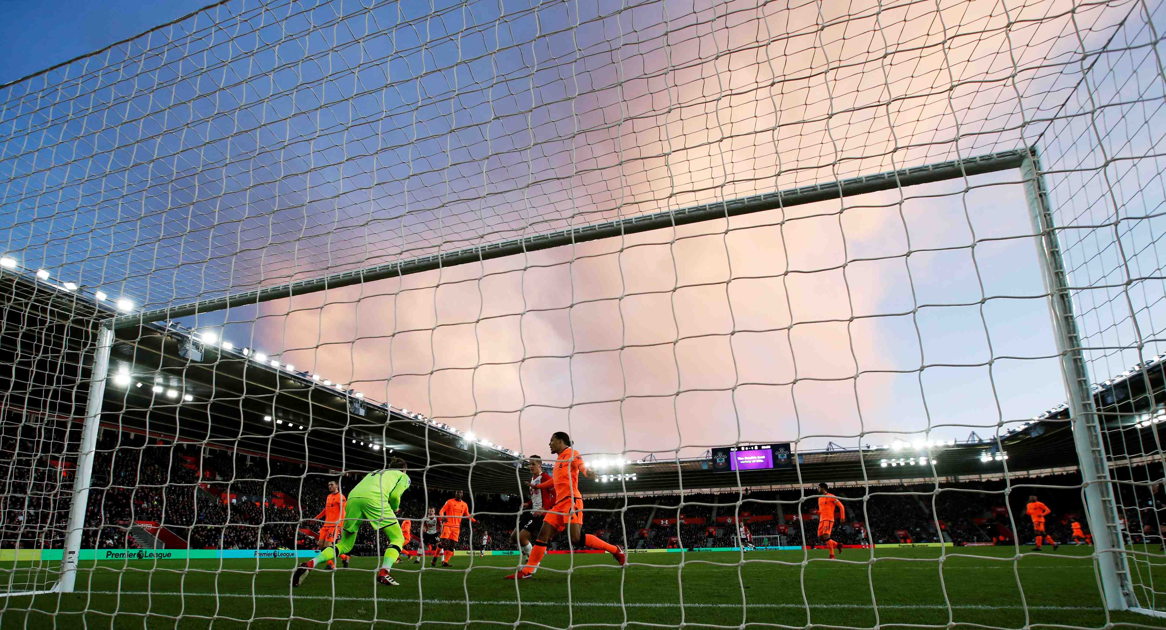 Gb/football: sky remporte le gros des droits tv, prix en baisse