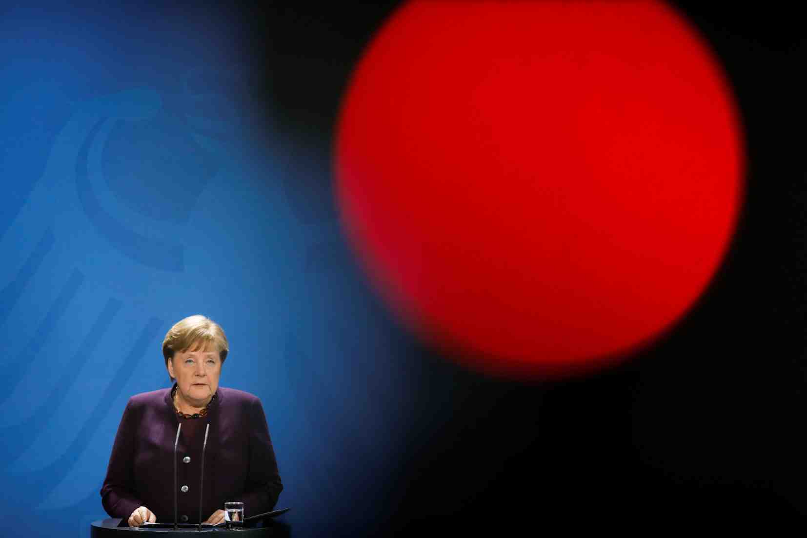 Selon un de ses collaborateurs, merkel n'a pas change d'avis sur son avenir politique
