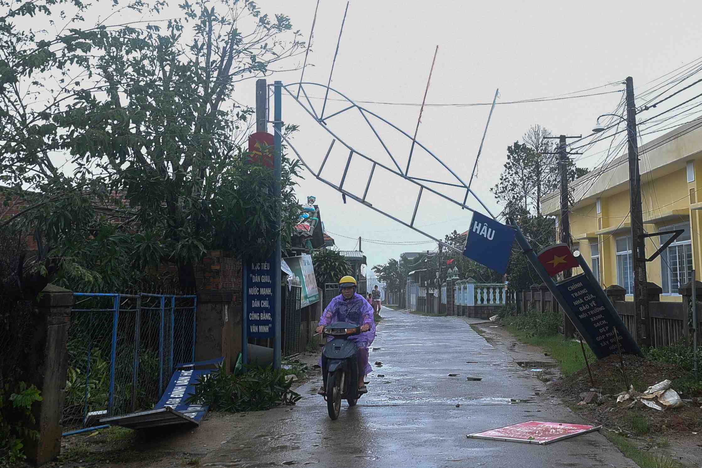 Au moins vingt-cinq morts apres un typhon au vietnam, des disparus