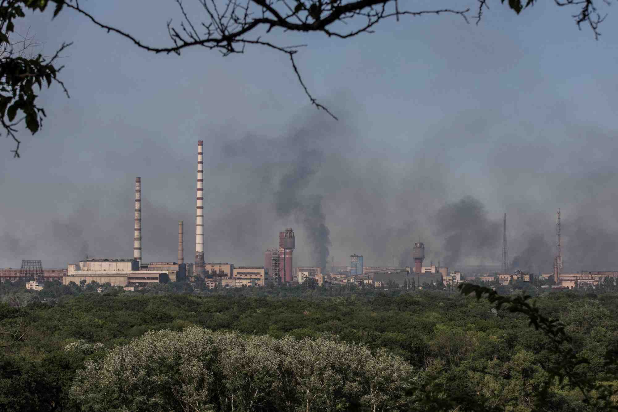 Ukraine: la russie pilonne sievierodonetsk, des centaines de civils refugies dans une usine chimique