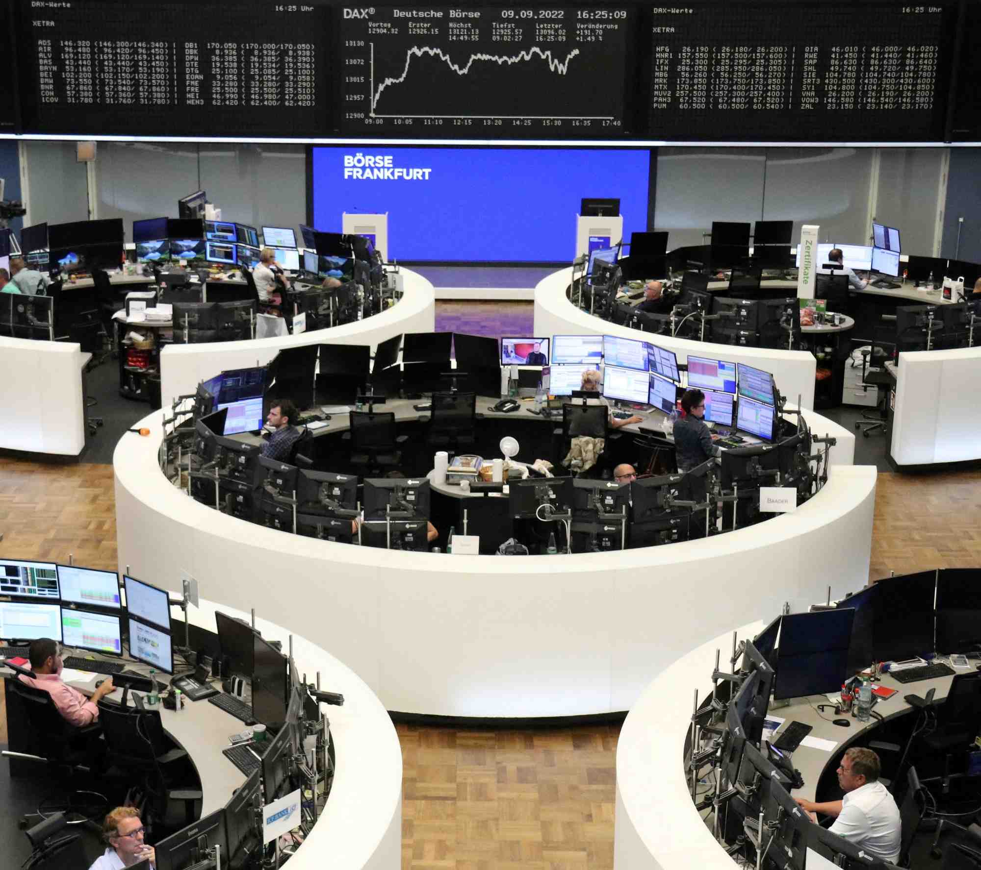Des traders travaillent a la bourse de francfort