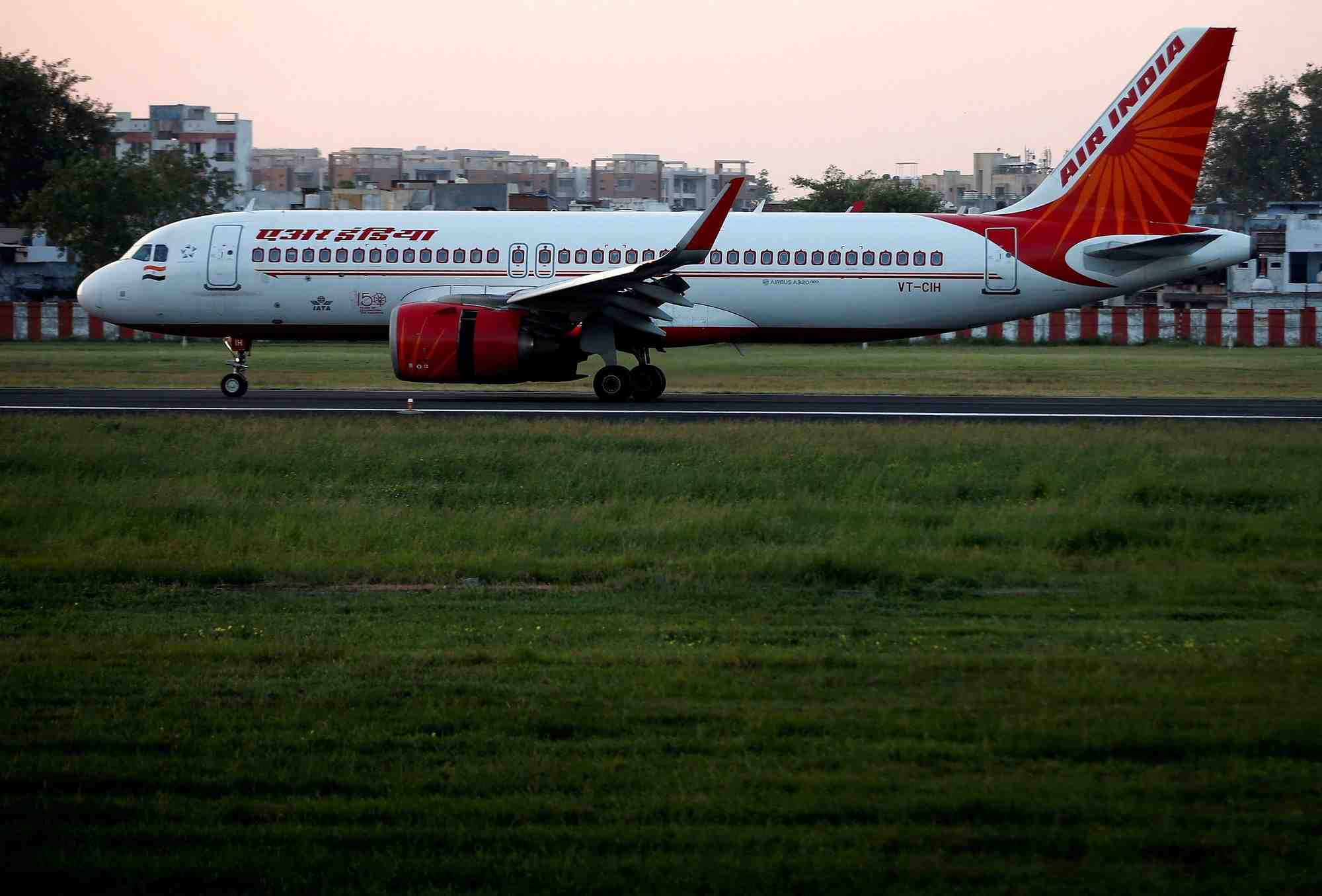 Un airbus a320neo d'air india sur la piste de l'aeroport international