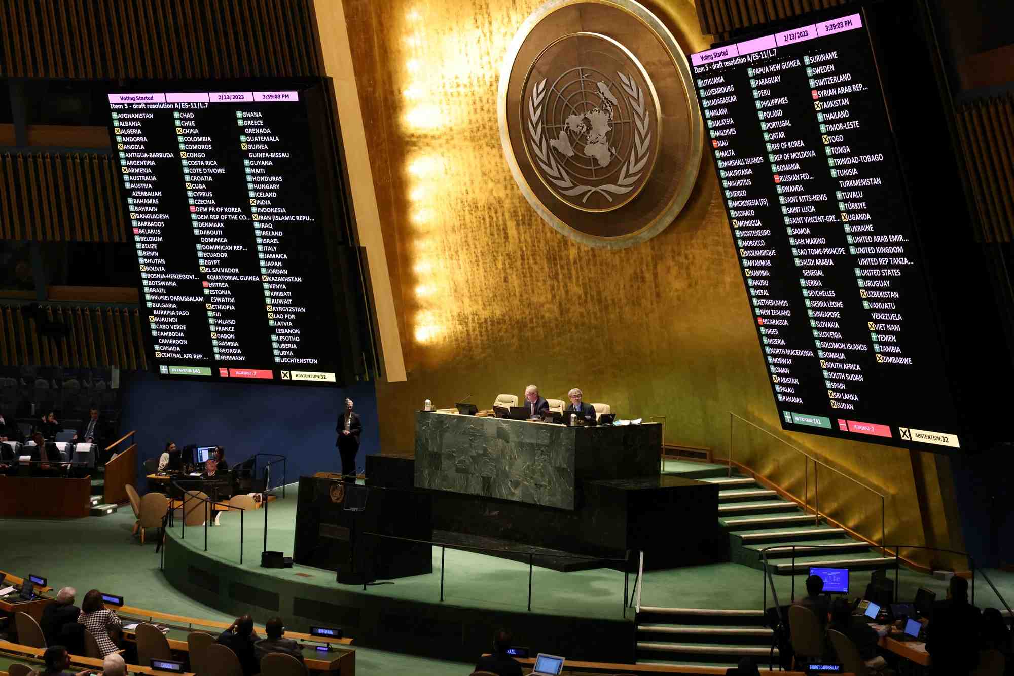 Photo d'un panneau electronique qui affiche le vote des delegations adoptant une resolution sur l'ukraine lors d'une reunion de l'assemblee generale des nations unies