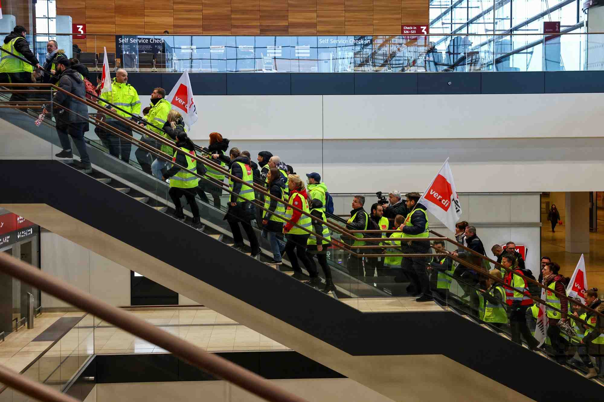 Les employes de l'aeroport manifestent a l'aeroport ber lors d'une greve a l'appel du syndicat allemand verdi, a berlin