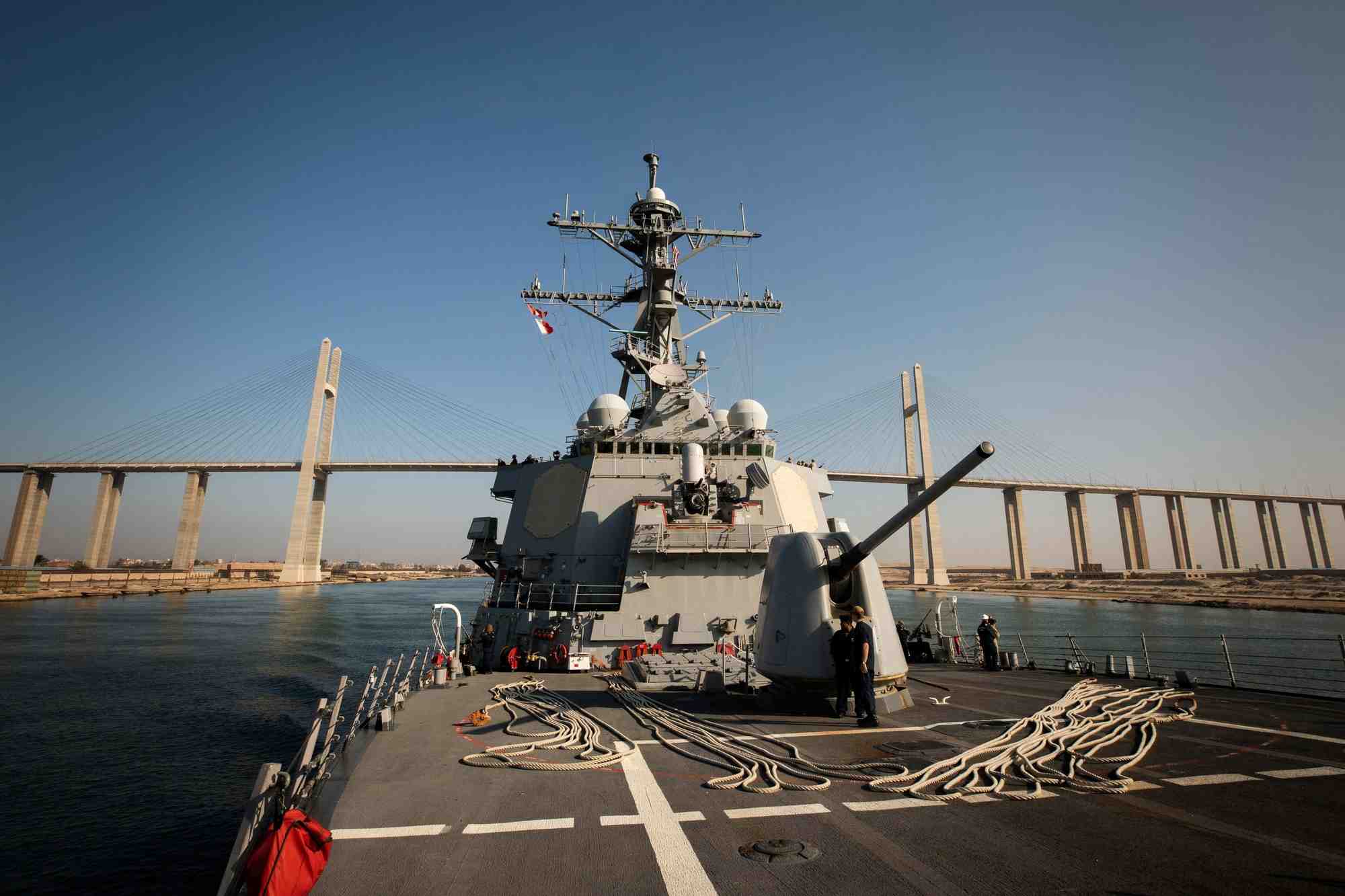 Photo du destroyer lance-missiles de classe arleigh burke de la marine americaine uss carney traverse le canal de suez