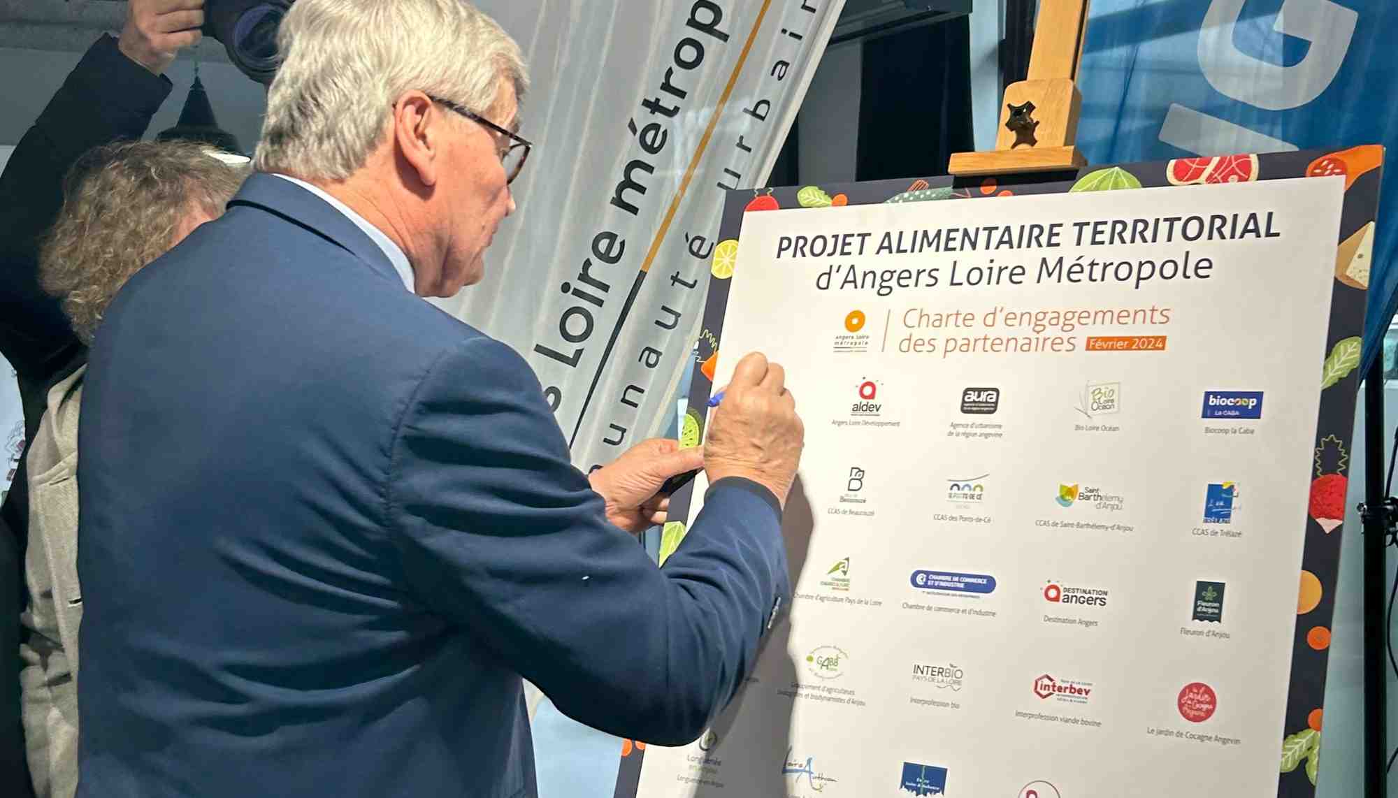 Le 21 février dernier, Angers Loire Métropole eu 40 autres acteurs du territoire ont signé une charte d’engagements pour promouvoir une alimentation saine, locale et pour tous.