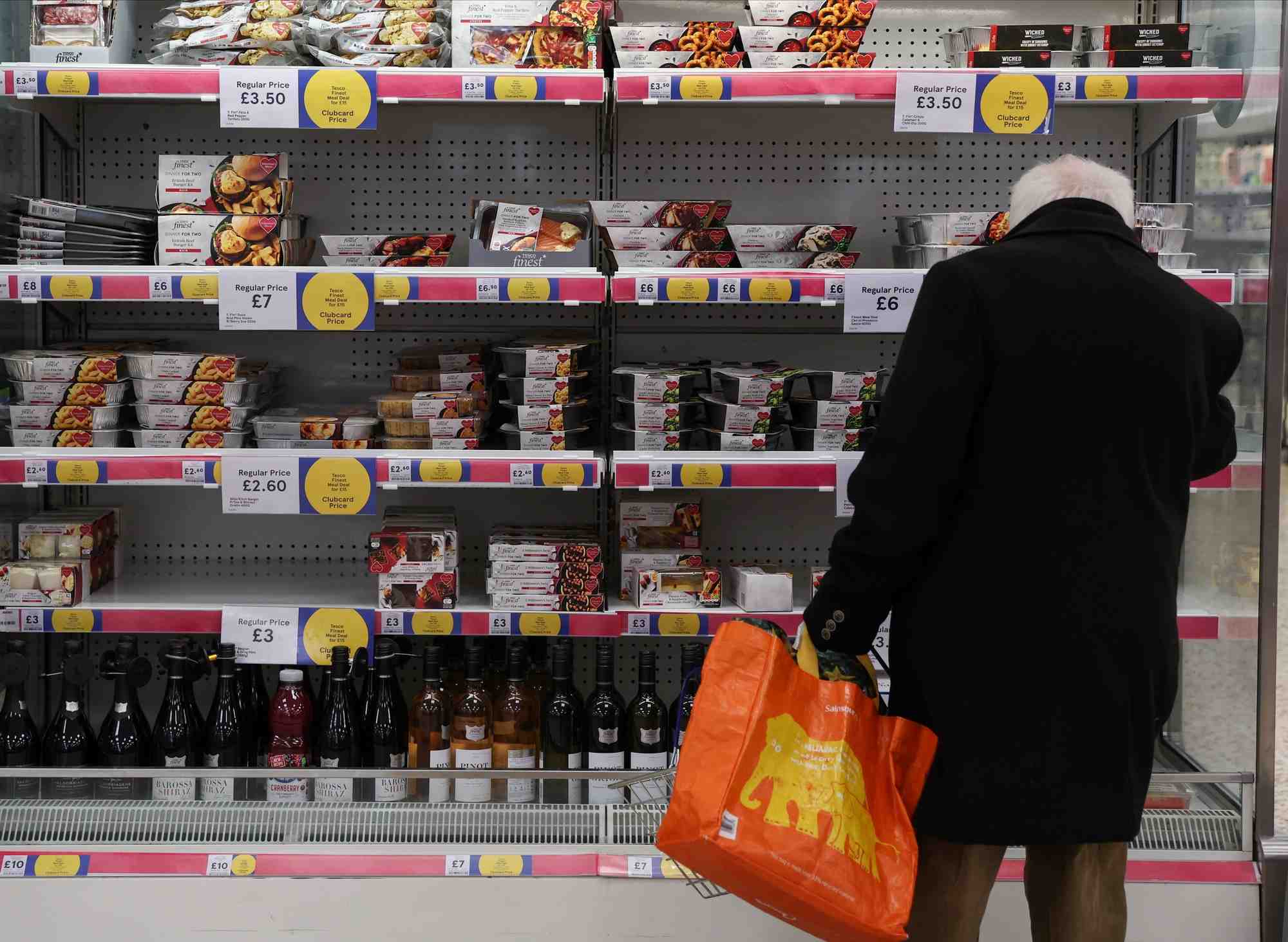 Un homme fait ses courses a l'interieur d'un supermarche tesco extra a londres