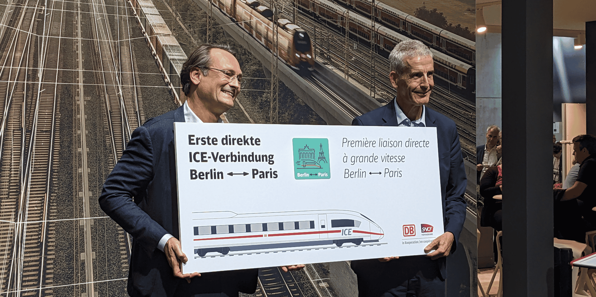 Michael Peterson (Deutsche Bahn, à g.) et Alain Krakovitch (SNCF, à dr.) lancent la première liaison à grande vitesse entre Paris et Berlin, lors du salon Innotrans.