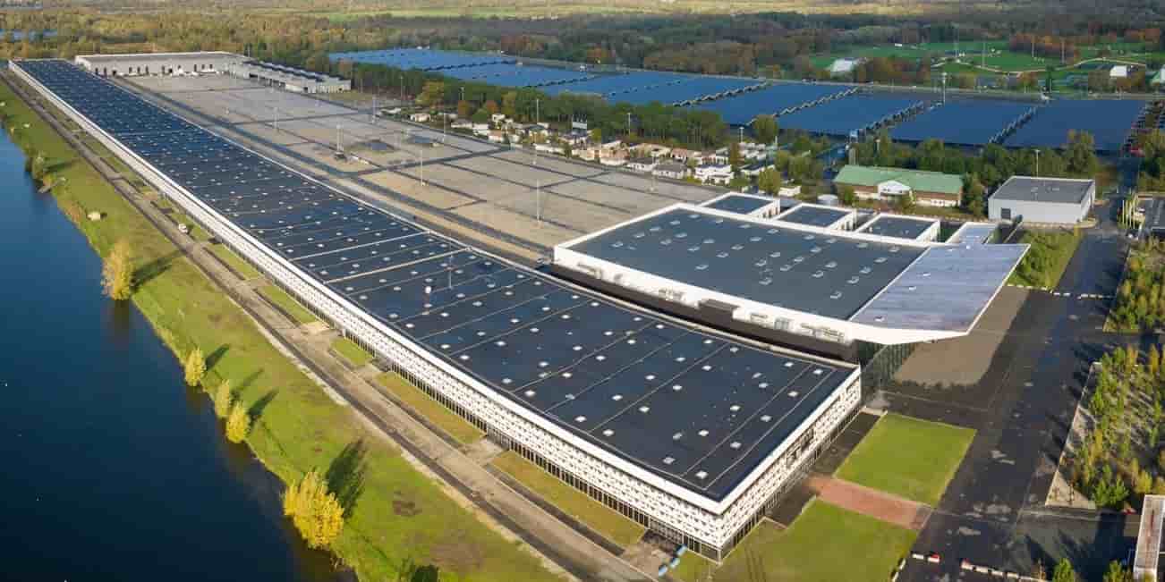 Le hall 1 du Parc des expositions de Bordeaux, au 1er plan, se déploie sur 50.000 m2. Construit en 1969, il doit faire l'objet d'une rénovation en profondeur comme plusieurs autres sites en France.