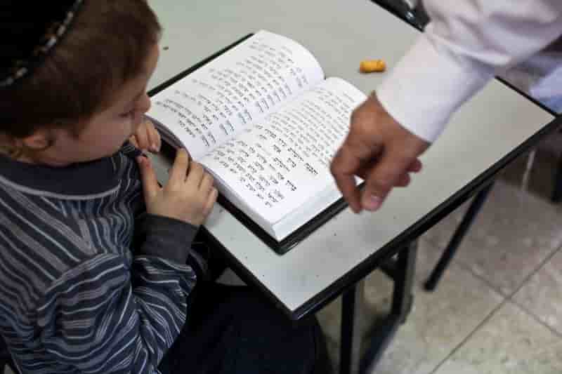 Des villes en israel interdisent de facto les employes arabes dans les ecoles