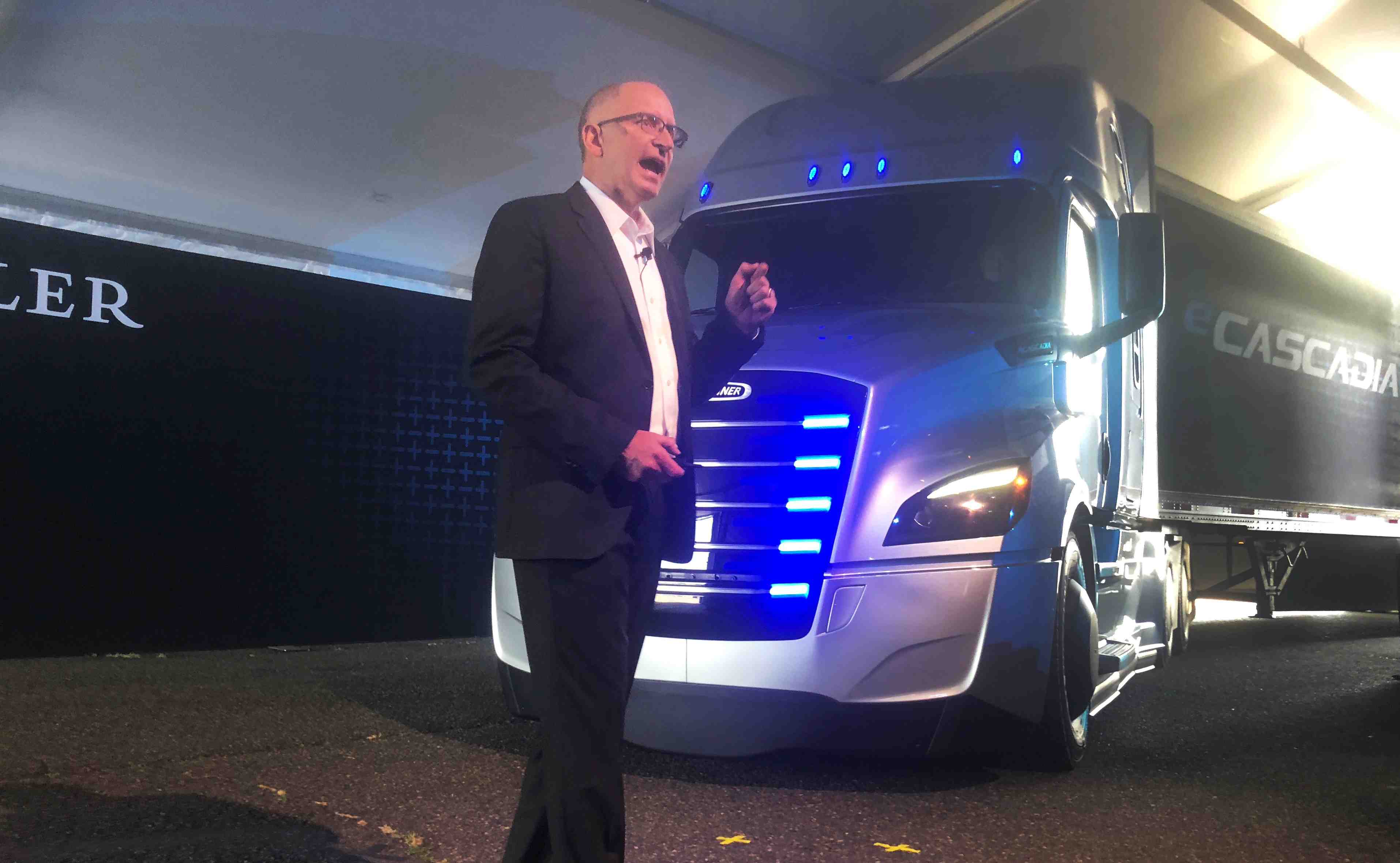 Daimler devoile un gros camion electrique