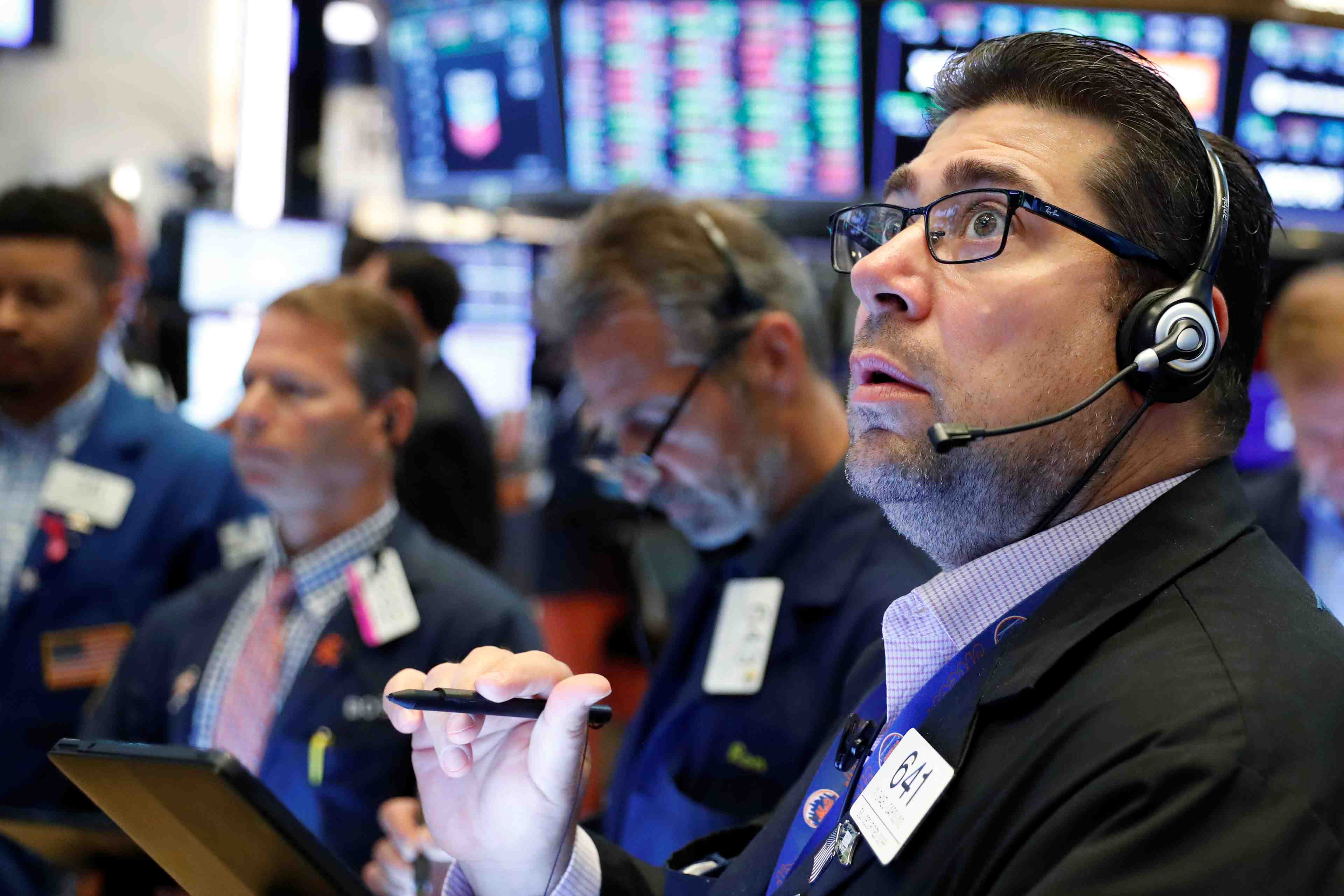 Wall street hesite dans les premiers echanges