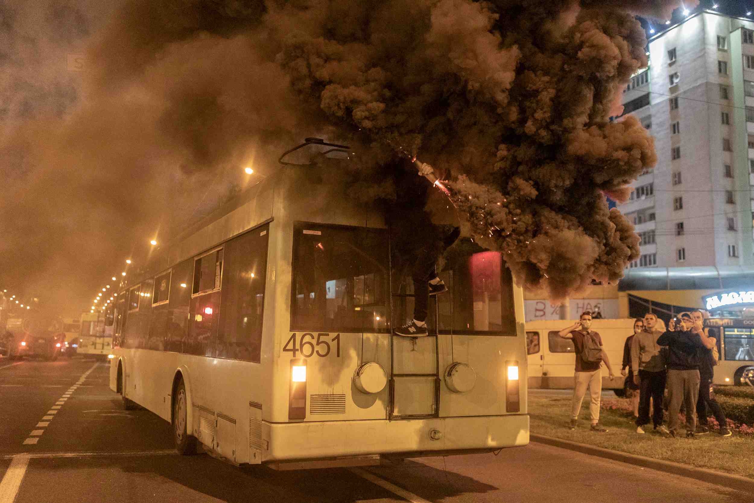 Bielorussie: nouvelle nuit d'echauffourees apres le depart de tikhanouskaia