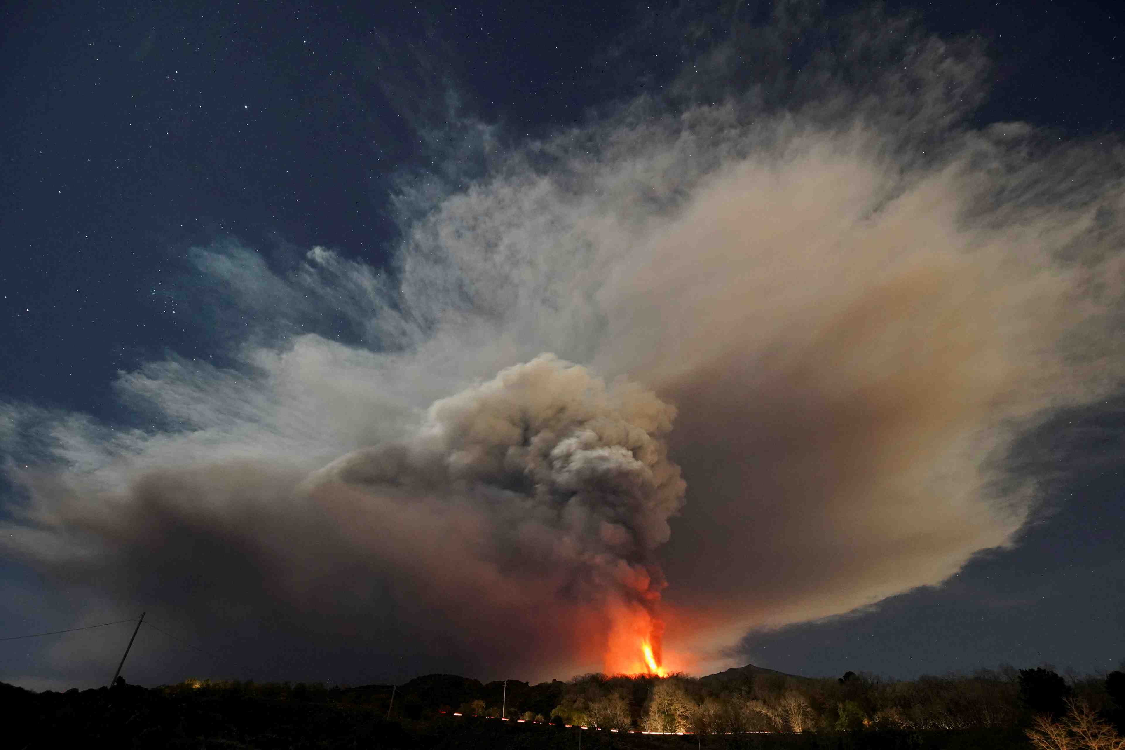 L'etna illumine le ciel italien avec une eruption spectaculaire