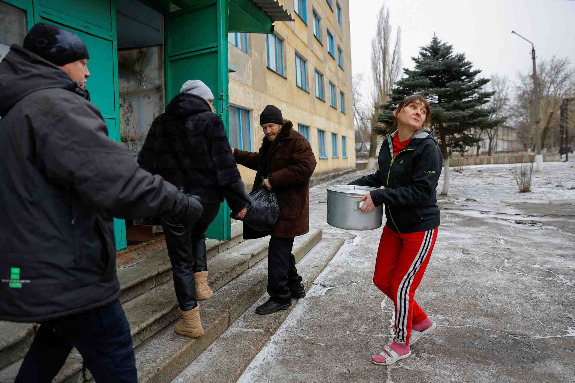 Photo d'archives de personnes evacuees de soledar dans un centre d'hebergement temporaire a shakhtarsk