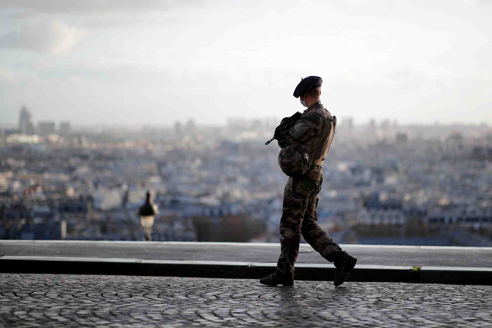 Un soldat francais de l'operation de securite sentinelle patrouille dans les rues de paris