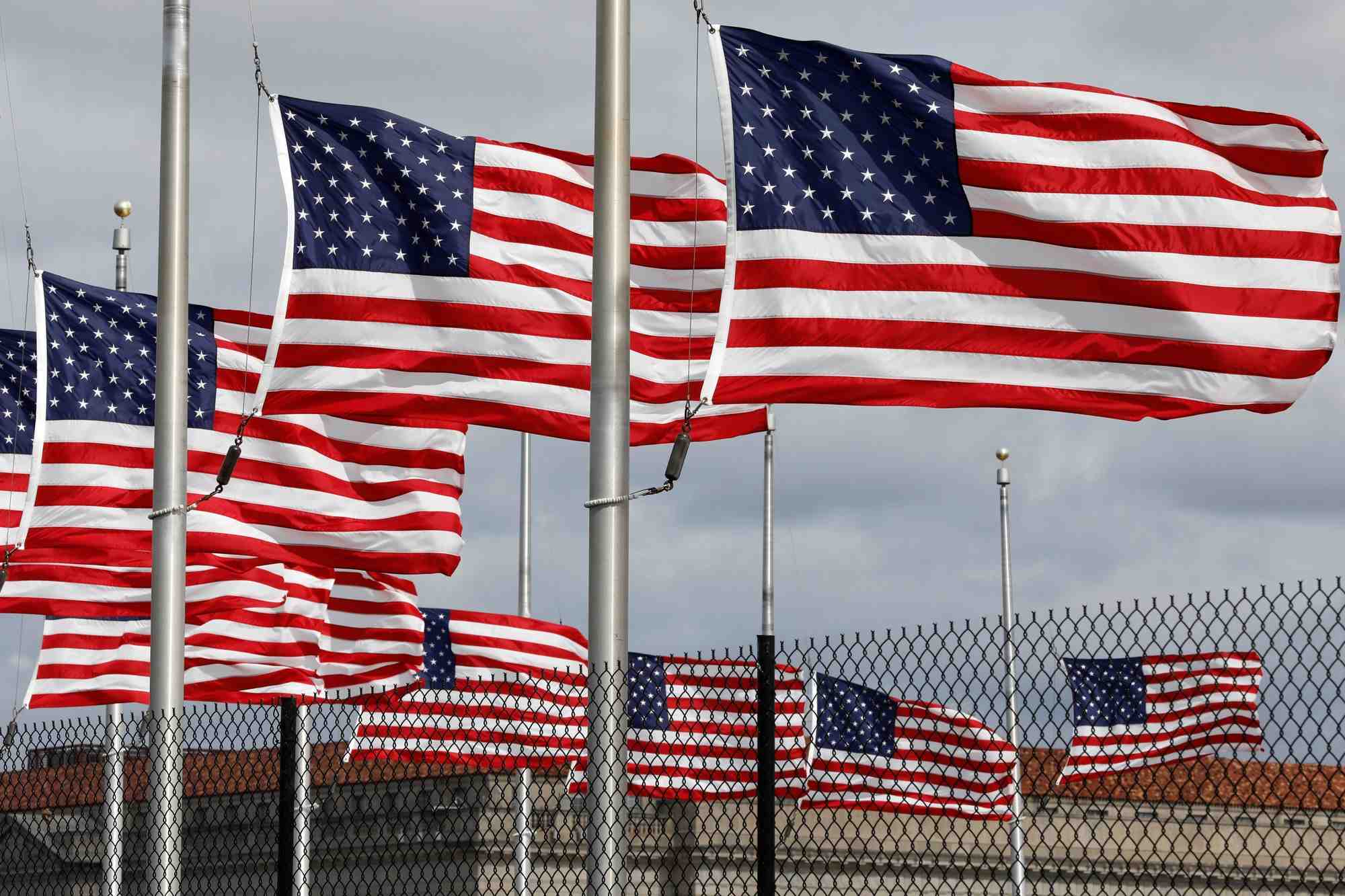 Des drapeaux americains flottent sur le national mall