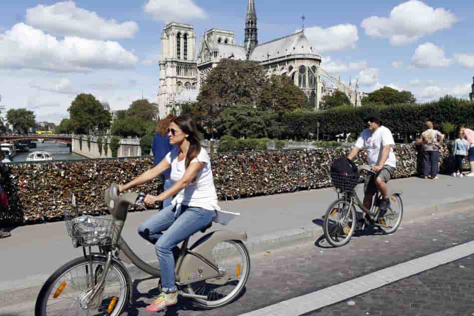 Selon une étude de l'Institut Paris Région (IPR), '"les Parisiens utilisent plus le vélo", choisi pour 11,2% des déplacements intra-muros, "que la voiture", avec 4,3% (Photo d'illustration).