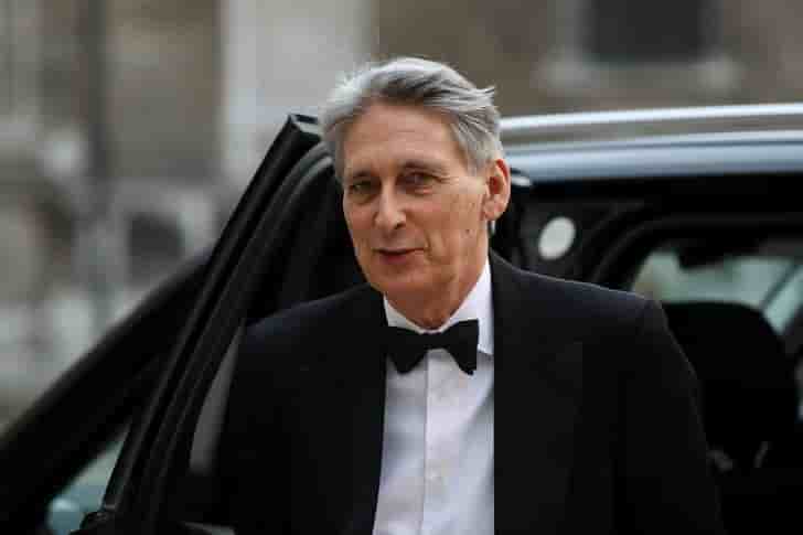 L'incertitude autour du brexit penalise la croissance britannique, dit hammond