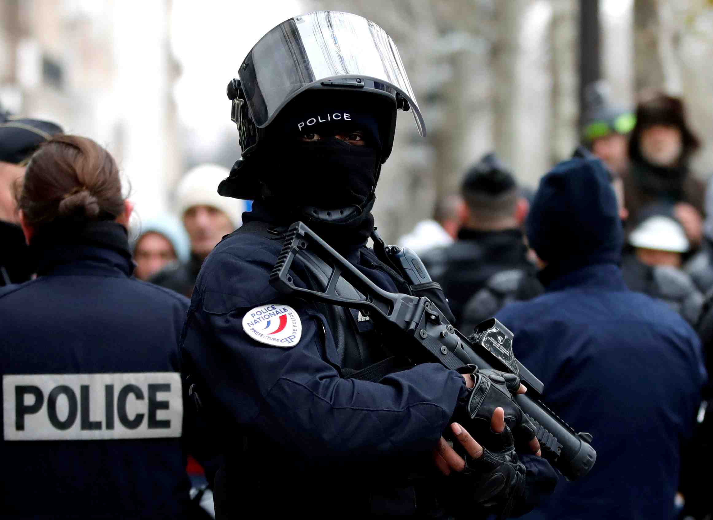 Toubon appelle l'executif a suspendre l'usage des "balles de defense"