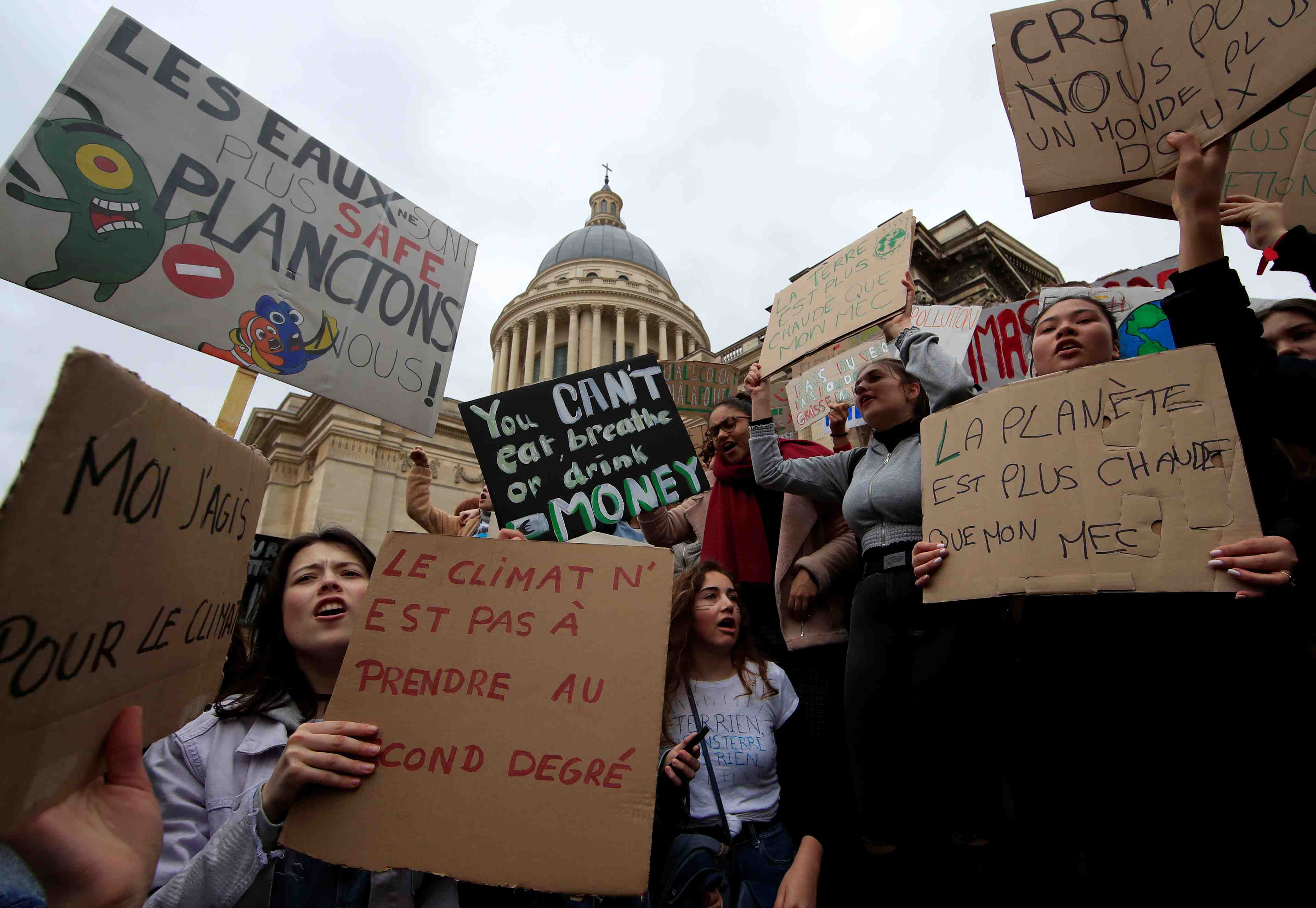 Des milliers de jeunes manifestent contre le dereglement climatique