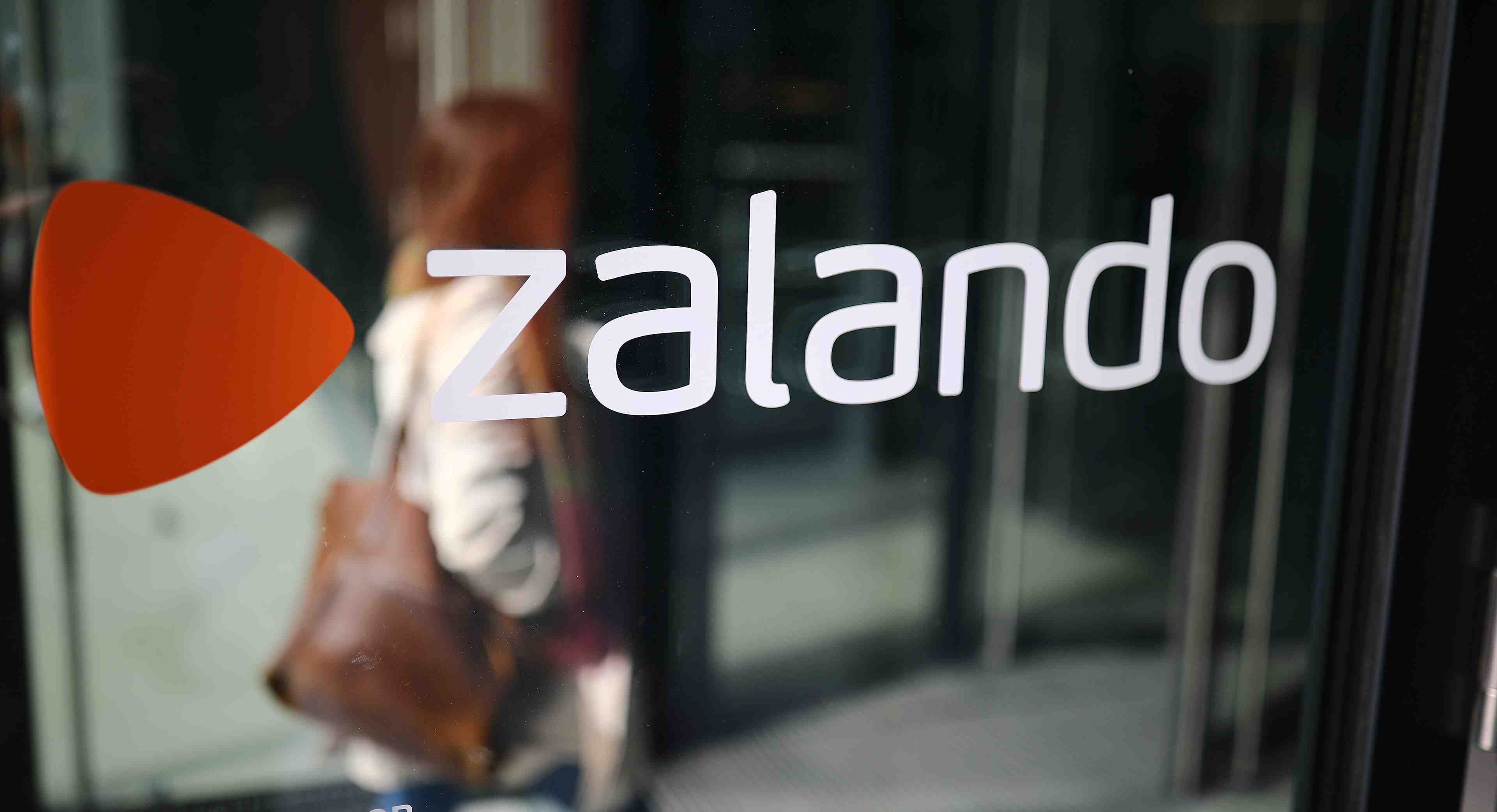 Zalando releve ses previsions annuelles, apres un bond des visites au deuxieme trimestre