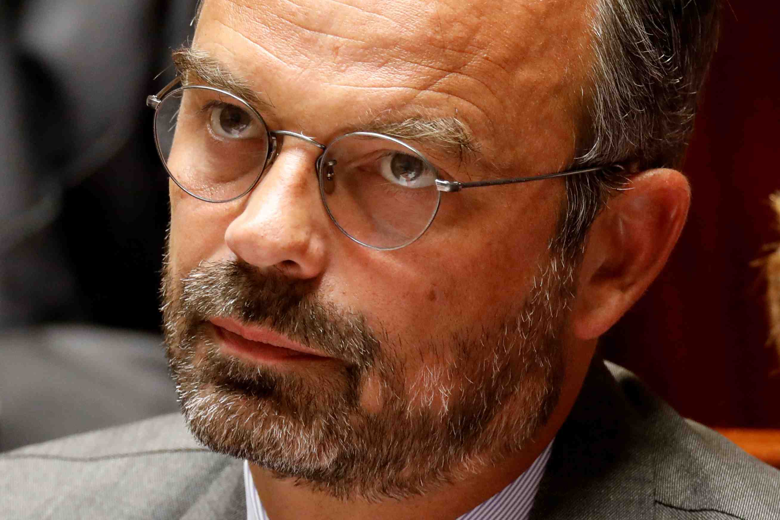Philippe tente de clore un nouveau debat sur le voile islamique