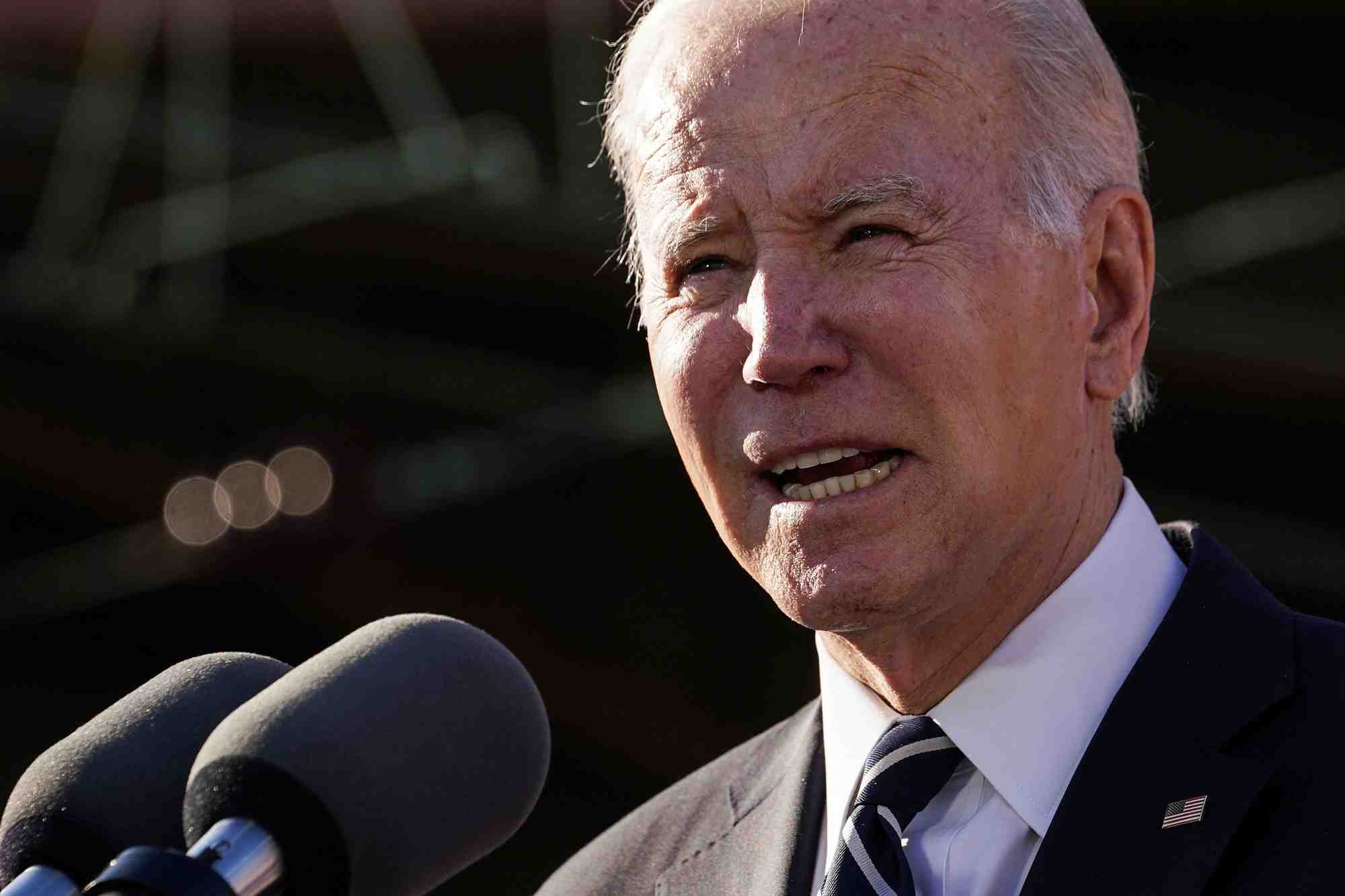 Le president americain biden vante les depenses d'infrastructure pour le projet de tunnel frederick douglass a baltimore, dans le maryland.