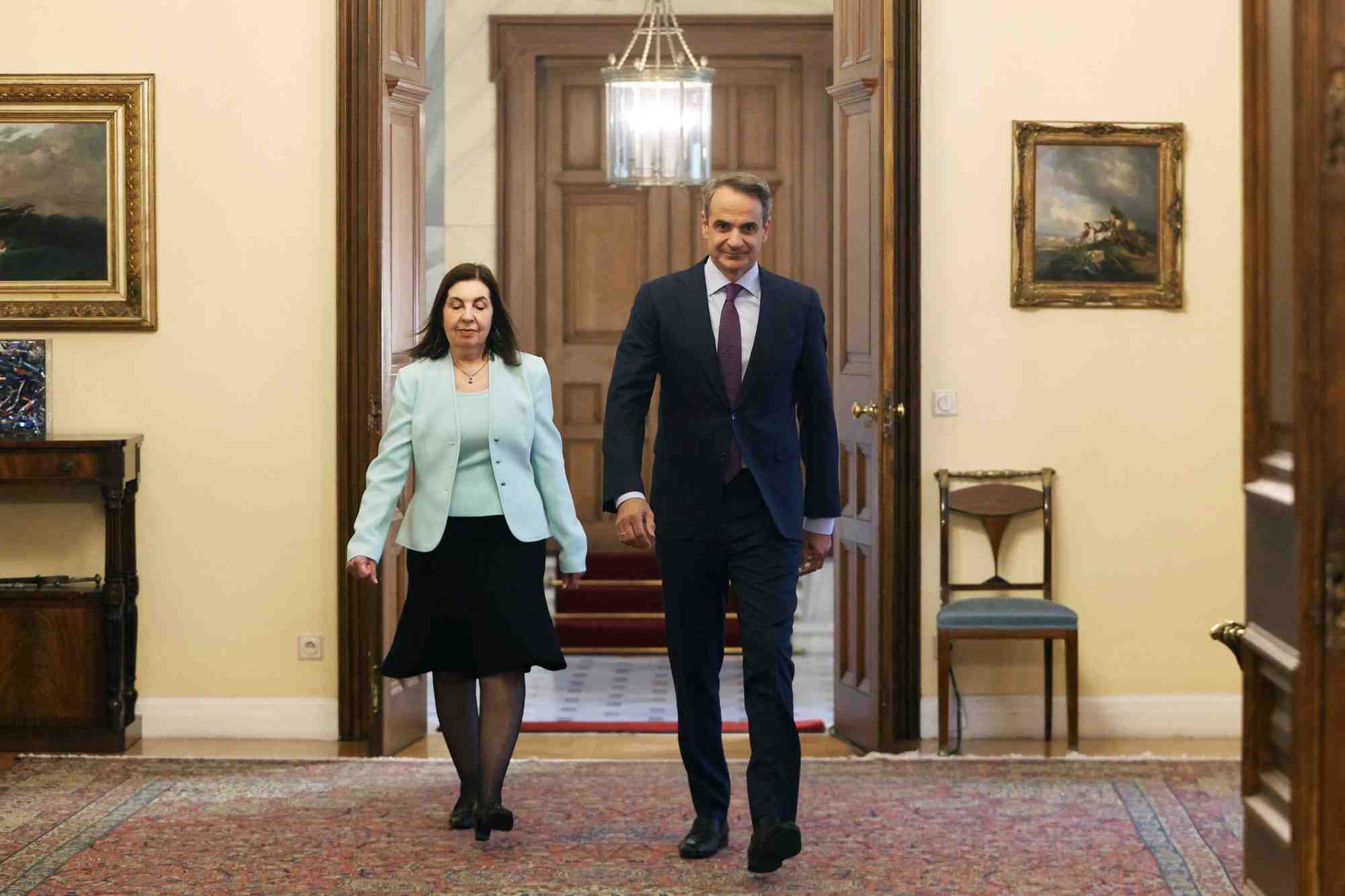 La presidente grecque katerina sakellaropoulou rencontre les dirigeants des partis politiques a athenes