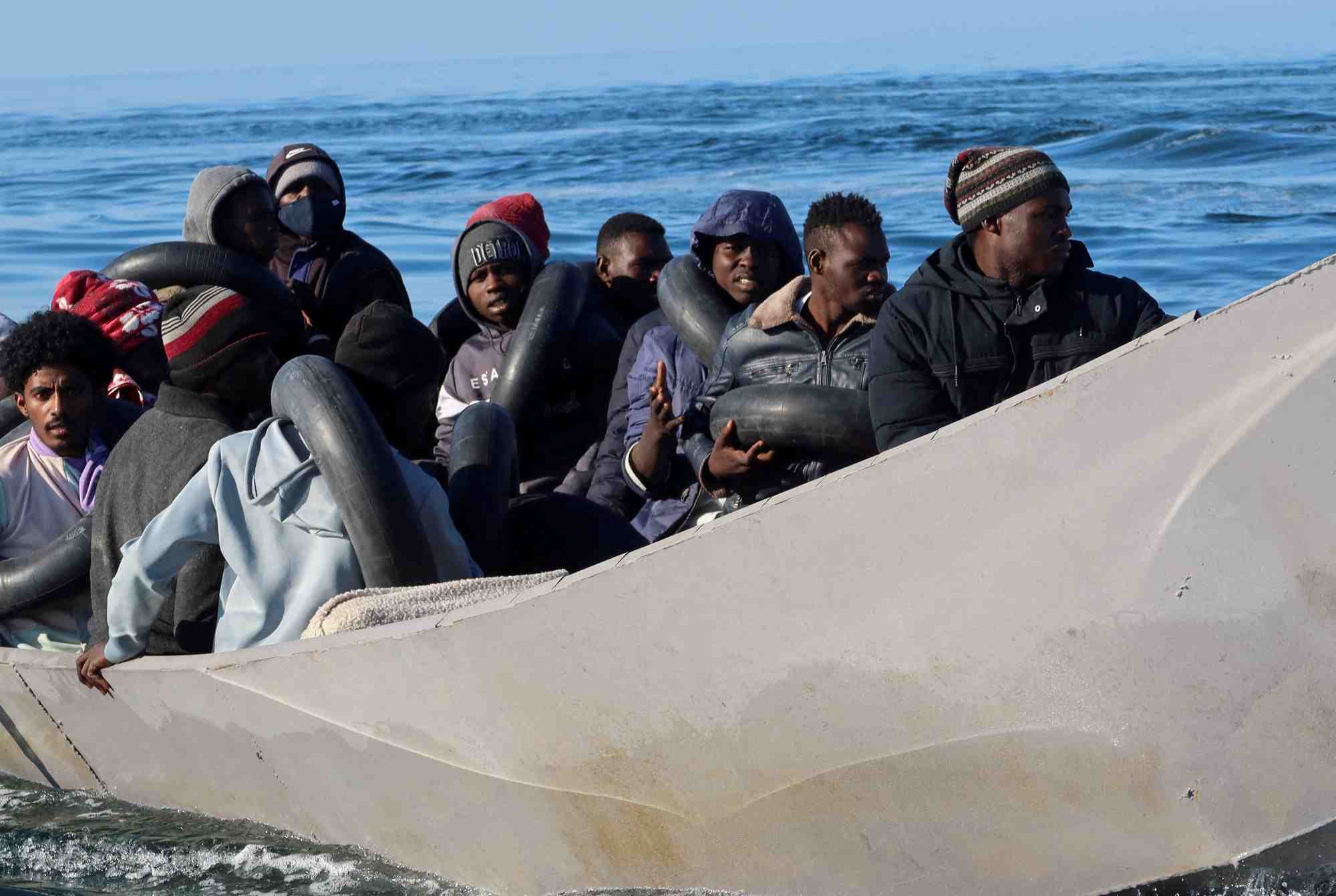 Des migrants sur un bateau en metal au large de sfax