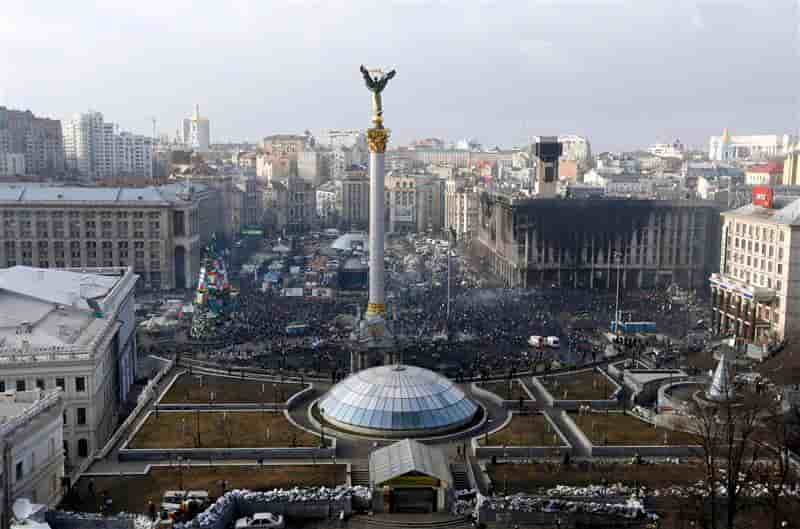 A Kiev, la population stocke les vivres, évite le centre